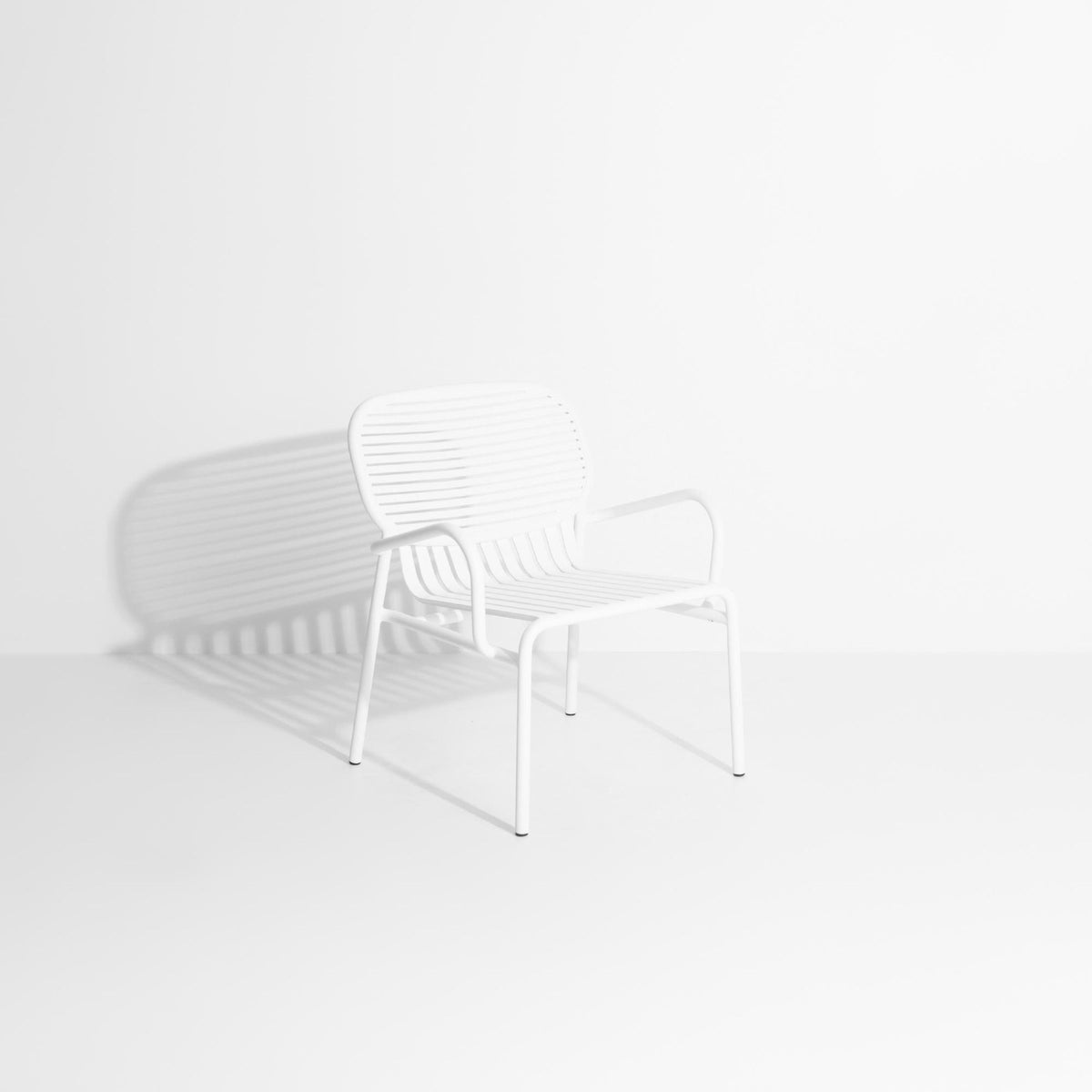 Week-End Garten Lounger in White präsentiert im Onlineshop von KAQTU Design AG. Outdoor-Sessel mit Armlehnen ist von Petite Friture