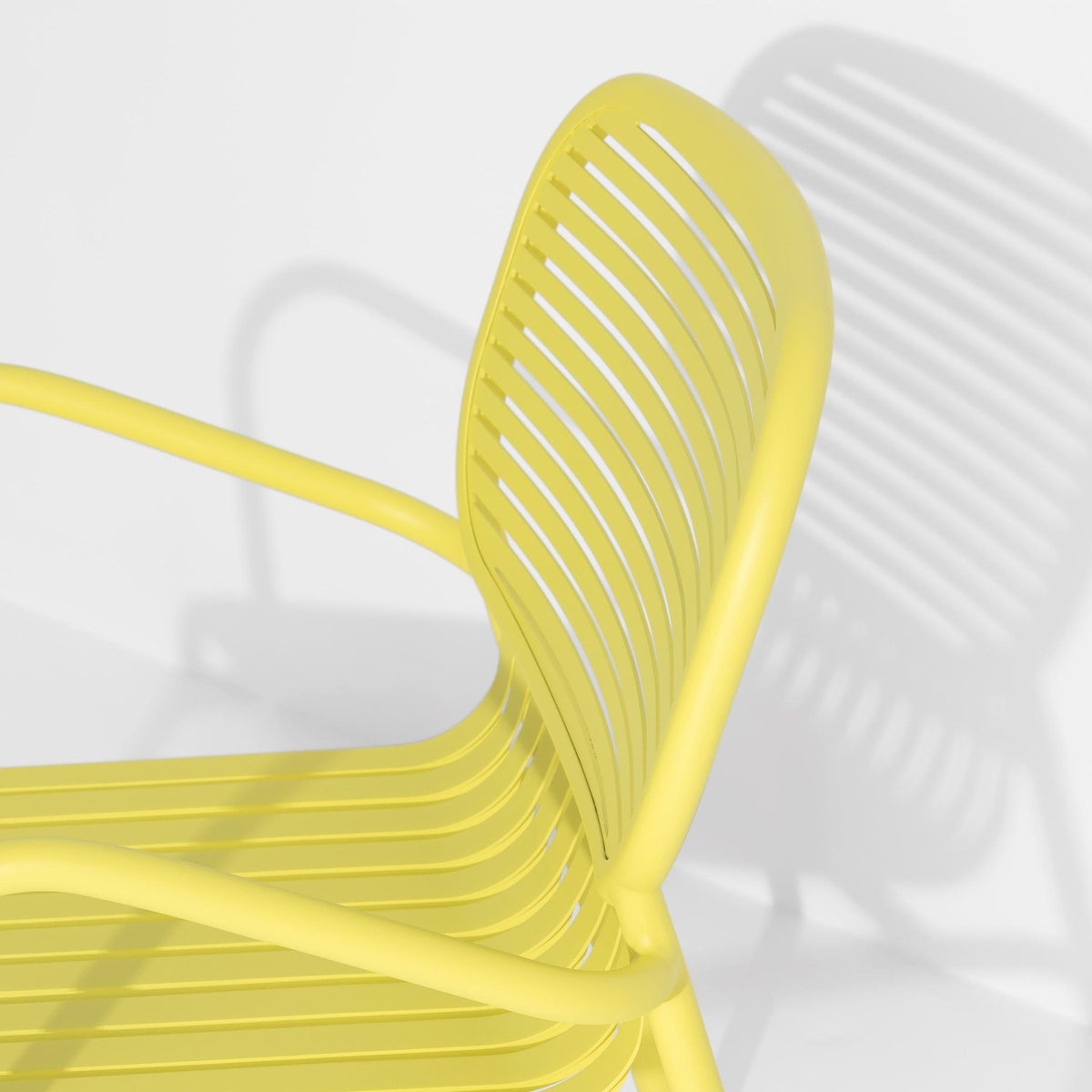 Week-End Garten Lounger in Yellow präsentiert im Onlineshop von KAQTU Design AG. Outdoor-Sessel mit Armlehnen ist von Petite Friture