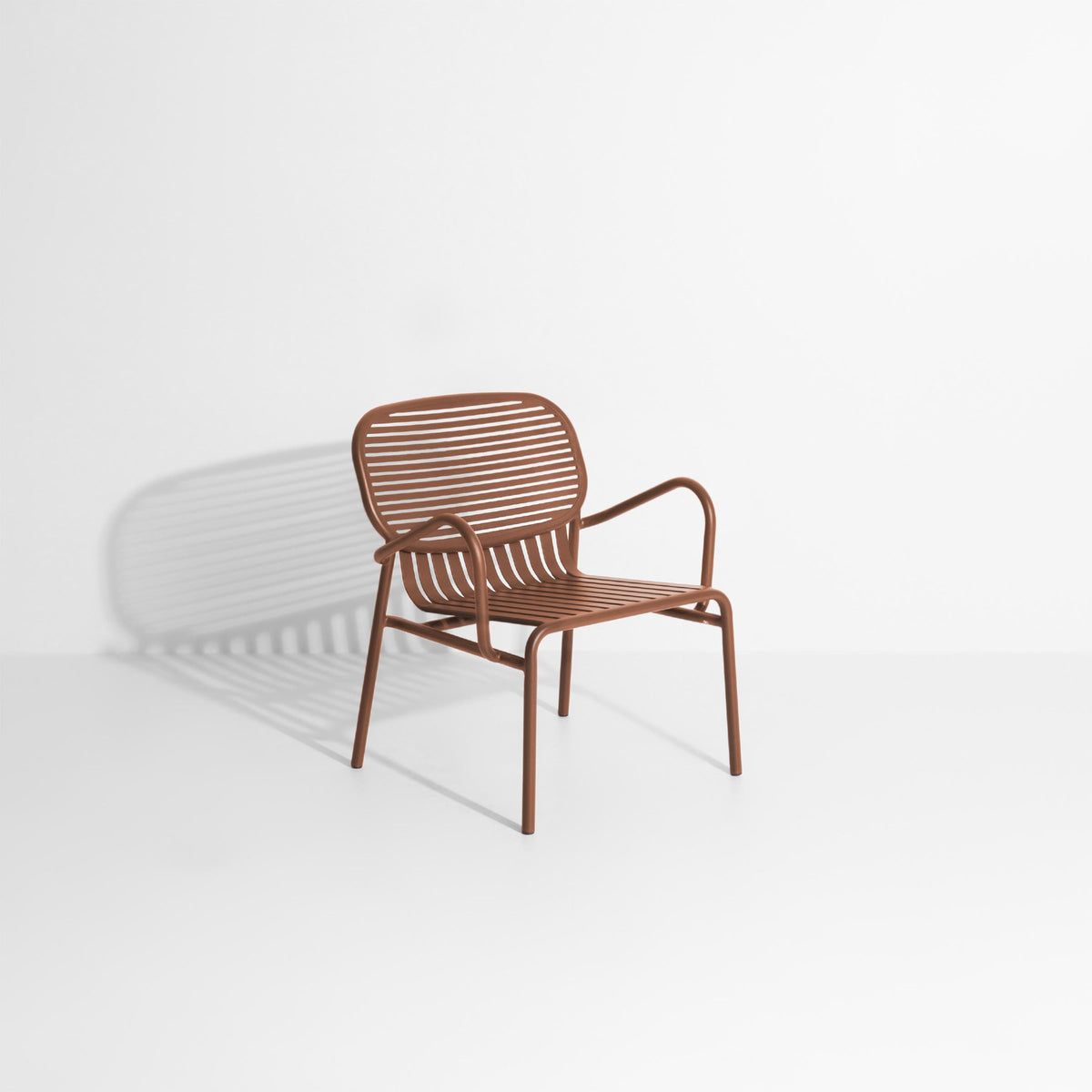 Week-End Garten Lounger in Terracotta präsentiert im Onlineshop von KAQTU Design AG. Outdoor-Sessel mit Armlehnen ist von Petite Friture