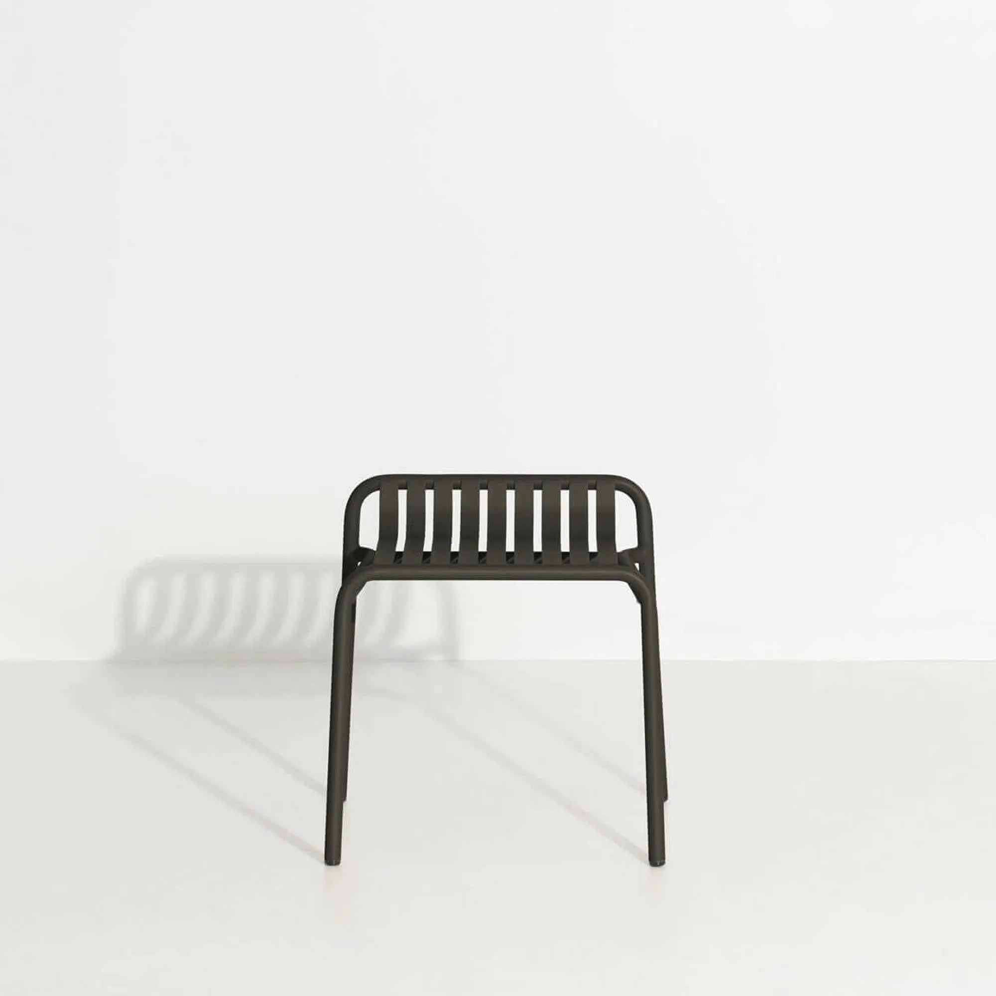 Eleganter Week-End Hocker: Perfekte Ergänzung für Ihren Garten.