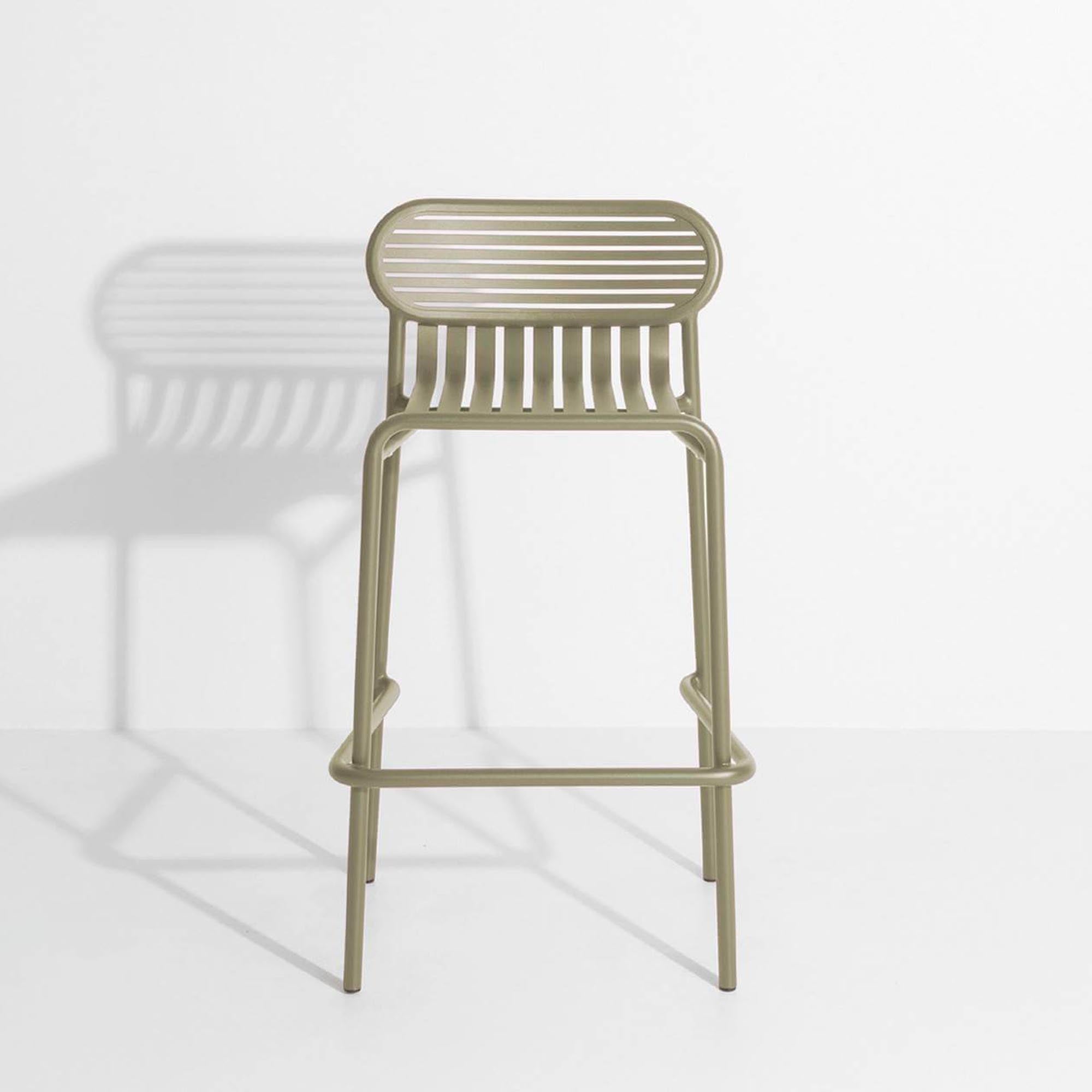 Stylischer Week-End Barhocker von Petite Friture, ideal für entspannte Stunden im Freien. Perfekt für Garten und Terrasse.