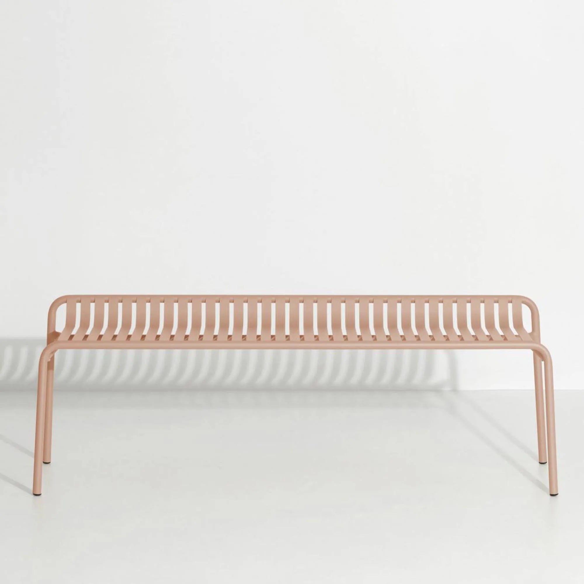 Week-End Gartenbank in Blush präsentiert im Onlineshop von KAQTU Design AG. Gartenbank ist von Petite Friture