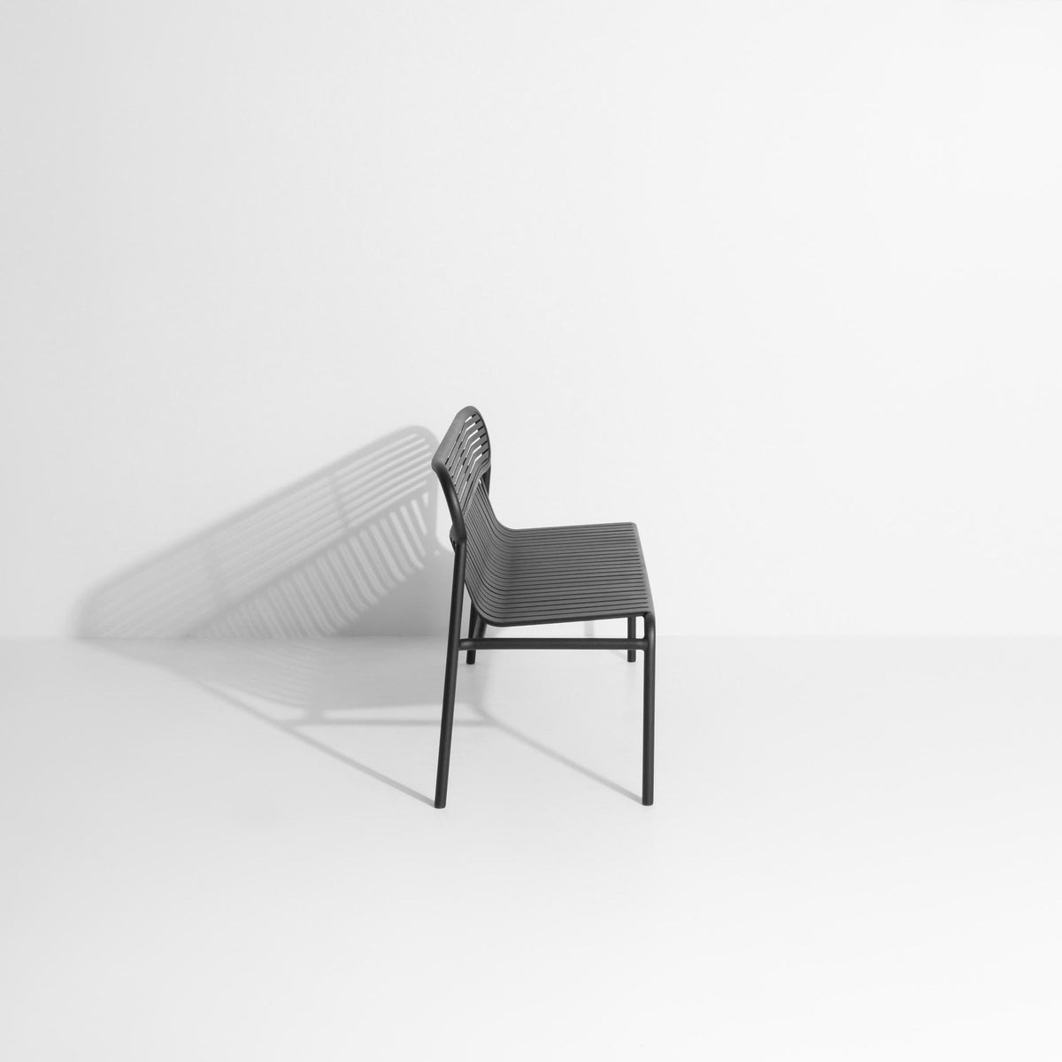 Week-End Gartenbank in Black präsentiert im Onlineshop von KAQTU Design AG. Gartenbank ist von Petite Friture