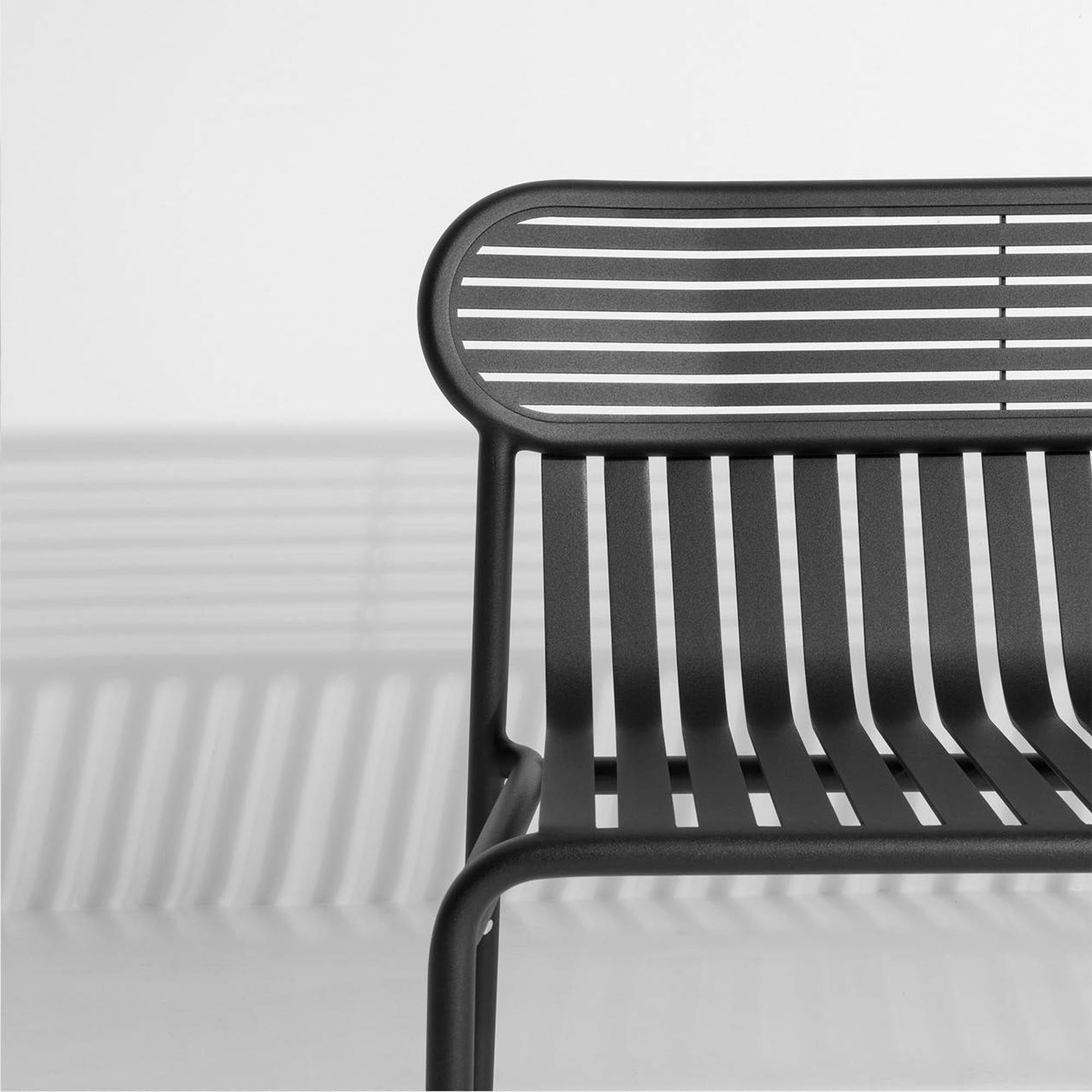 Entdecke die elegante Week-End Gartenbank von Petite Friture, gefertigt aus robustem Aluminium und in 9 attraktiven Farben erhältlich.