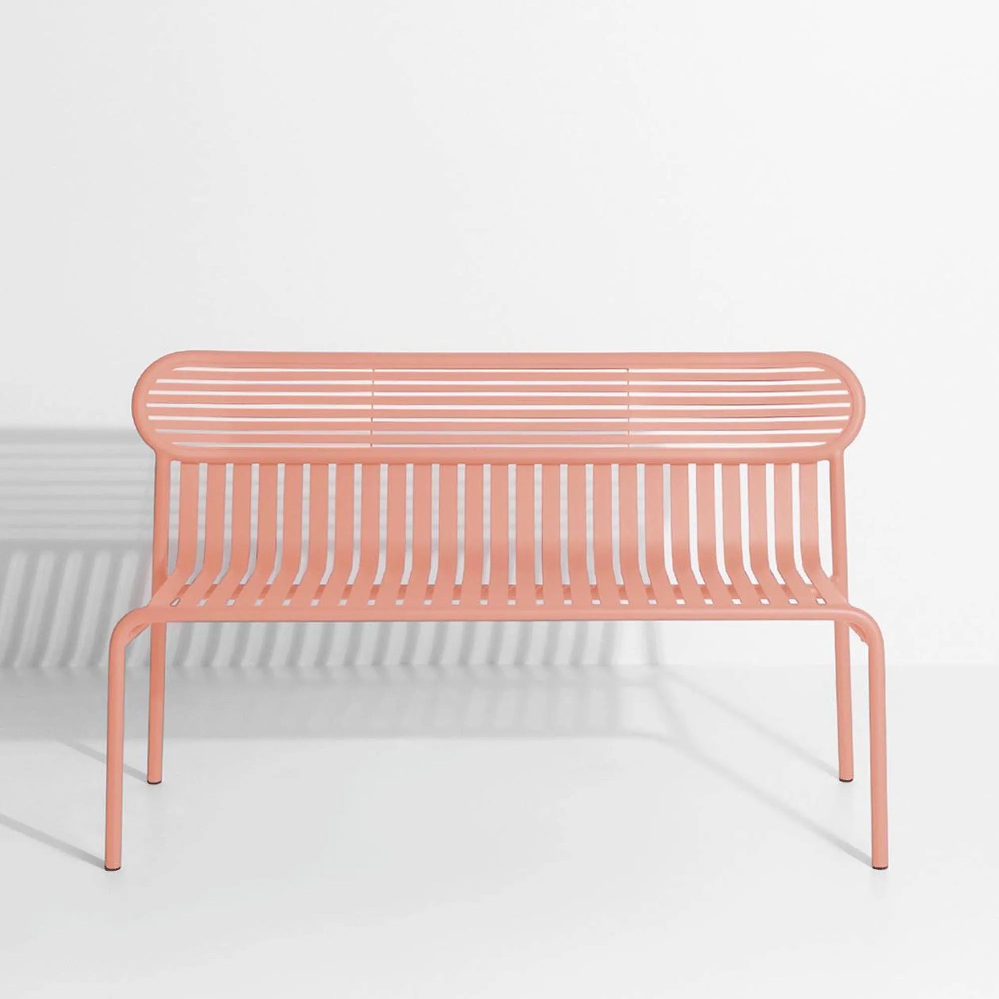 Week-End Gartenbank mit Armlehne in Blush präsentiert im Onlineshop von KAQTU Design AG. Gartenbank ist von Petite Friture