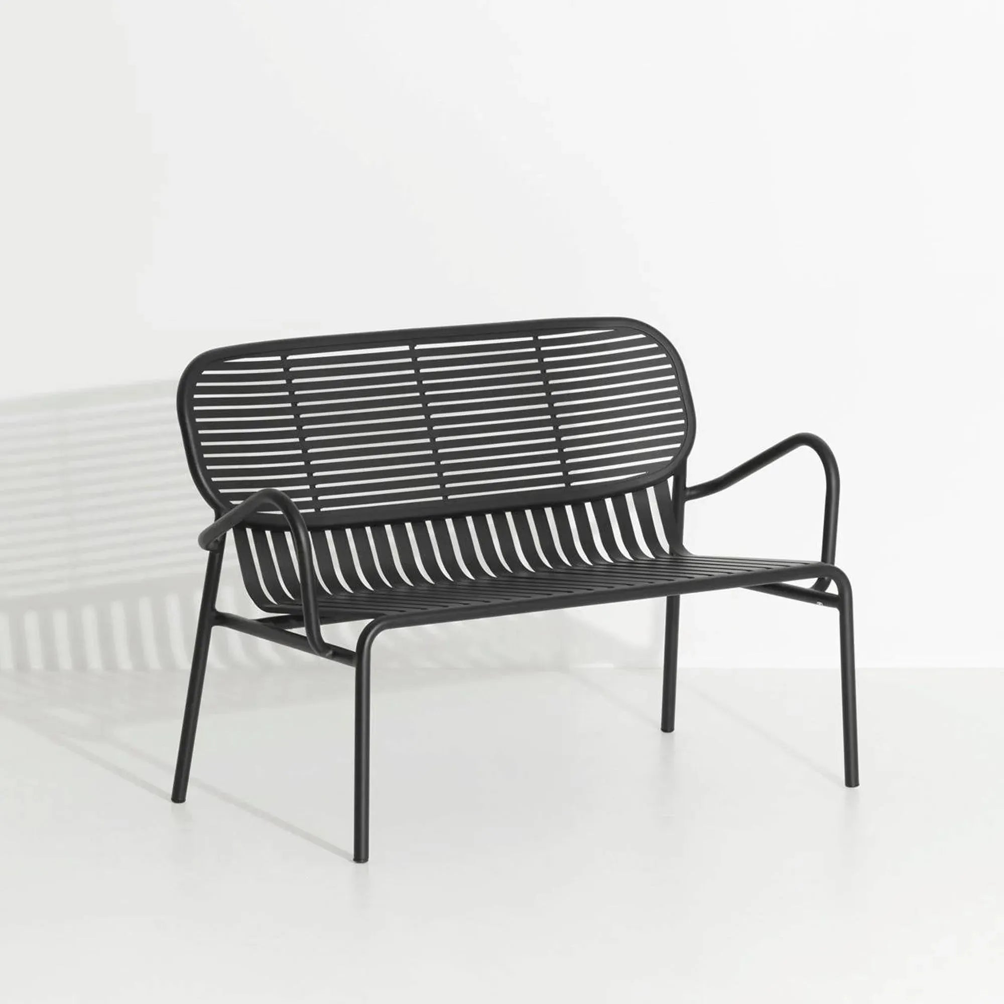 Week-End Gartensofa in Black präsentiert im Onlineshop von KAQTU Design AG. Lounge Sofa ist von Petite Friture