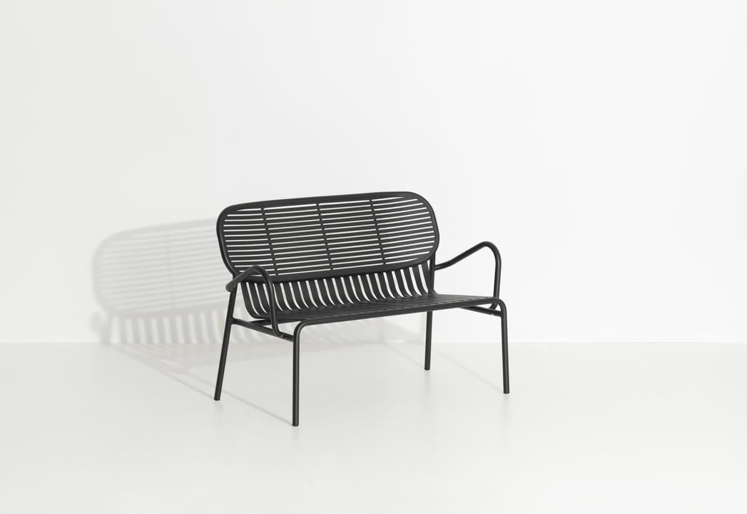 Week-End Gartenbank mit Armlehne in Black präsentiert im Onlineshop von KAQTU Design AG. Gartenbank ist von Petite Friture