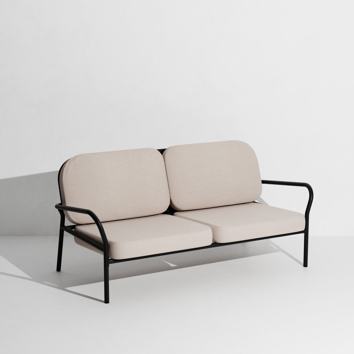 Week-End Gartenbank mit Armlehne in Black präsentiert im Onlineshop von KAQTU Design AG. Gartenbank ist von Petite Friture