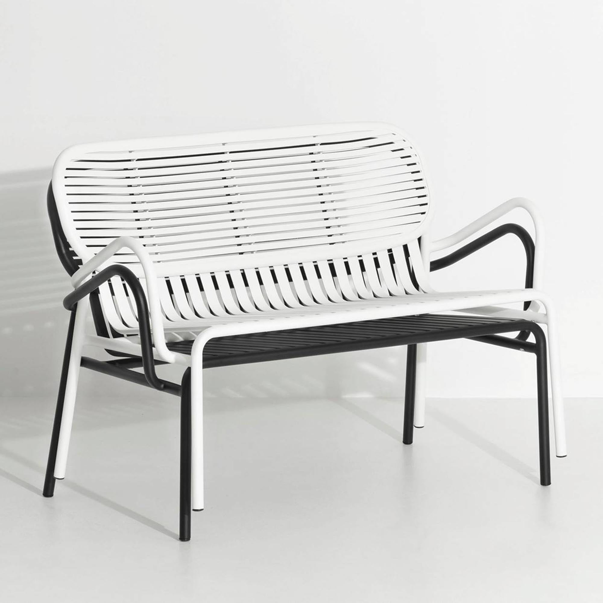 Entspanne stilvoll auf der Week-End Gartenbank von Petite Friture. Robustes, UV-beständiges Aluminium und 9 Farben für jeden Geschmack.
