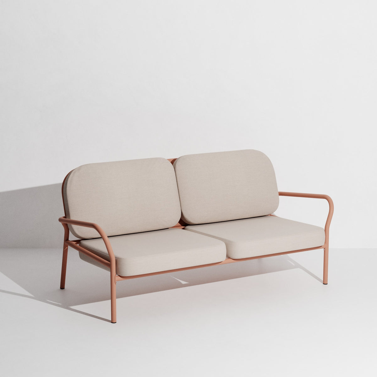 Week-End Gartenbank mit Armlehne in Blush präsentiert im Onlineshop von KAQTU Design AG. Gartenbank ist von Petite Friture