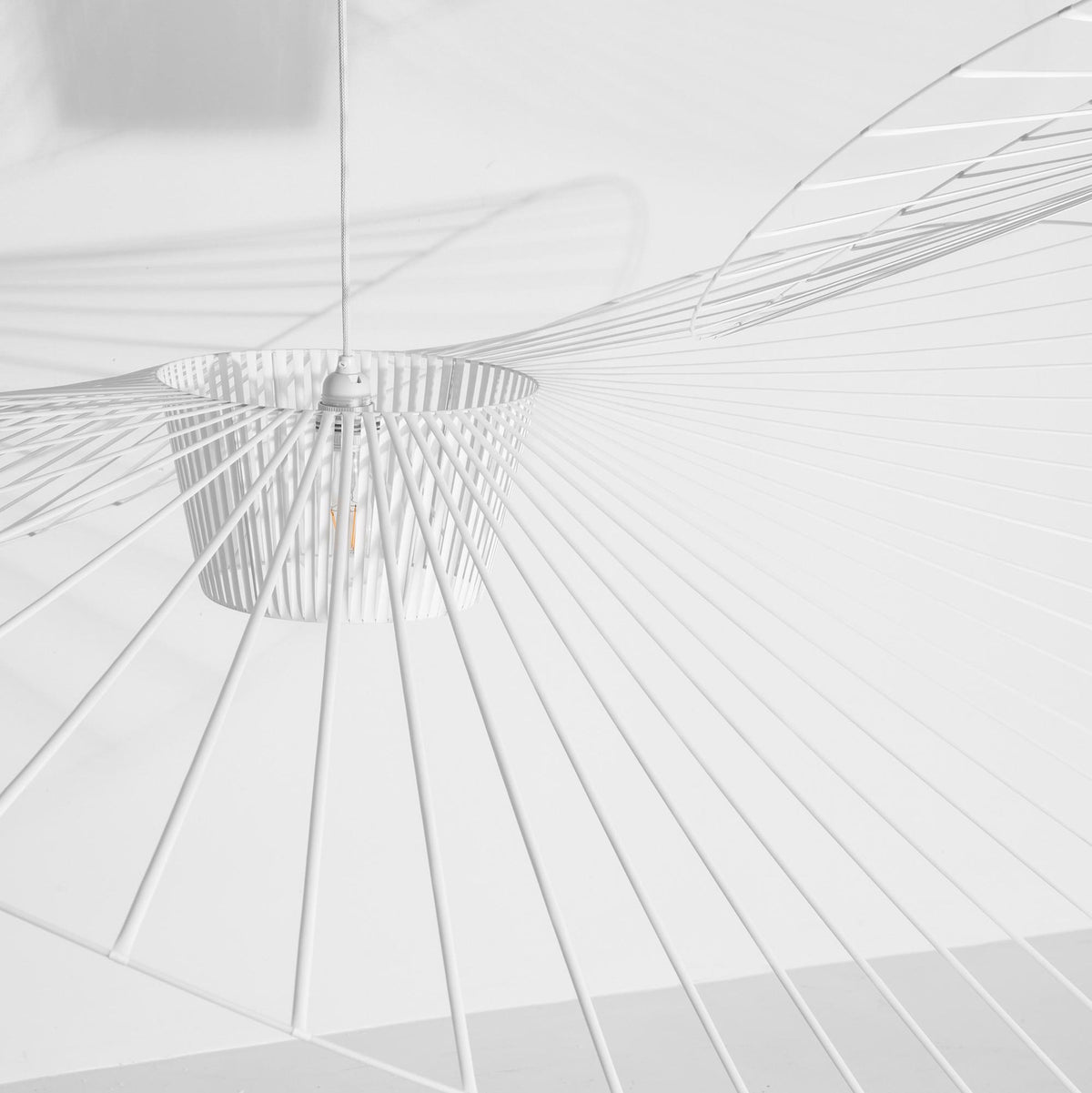 Vertigo Pendellampe in White präsentiert im Onlineshop von KAQTU Design AG. Pendelleuchte ist von Petite Friture