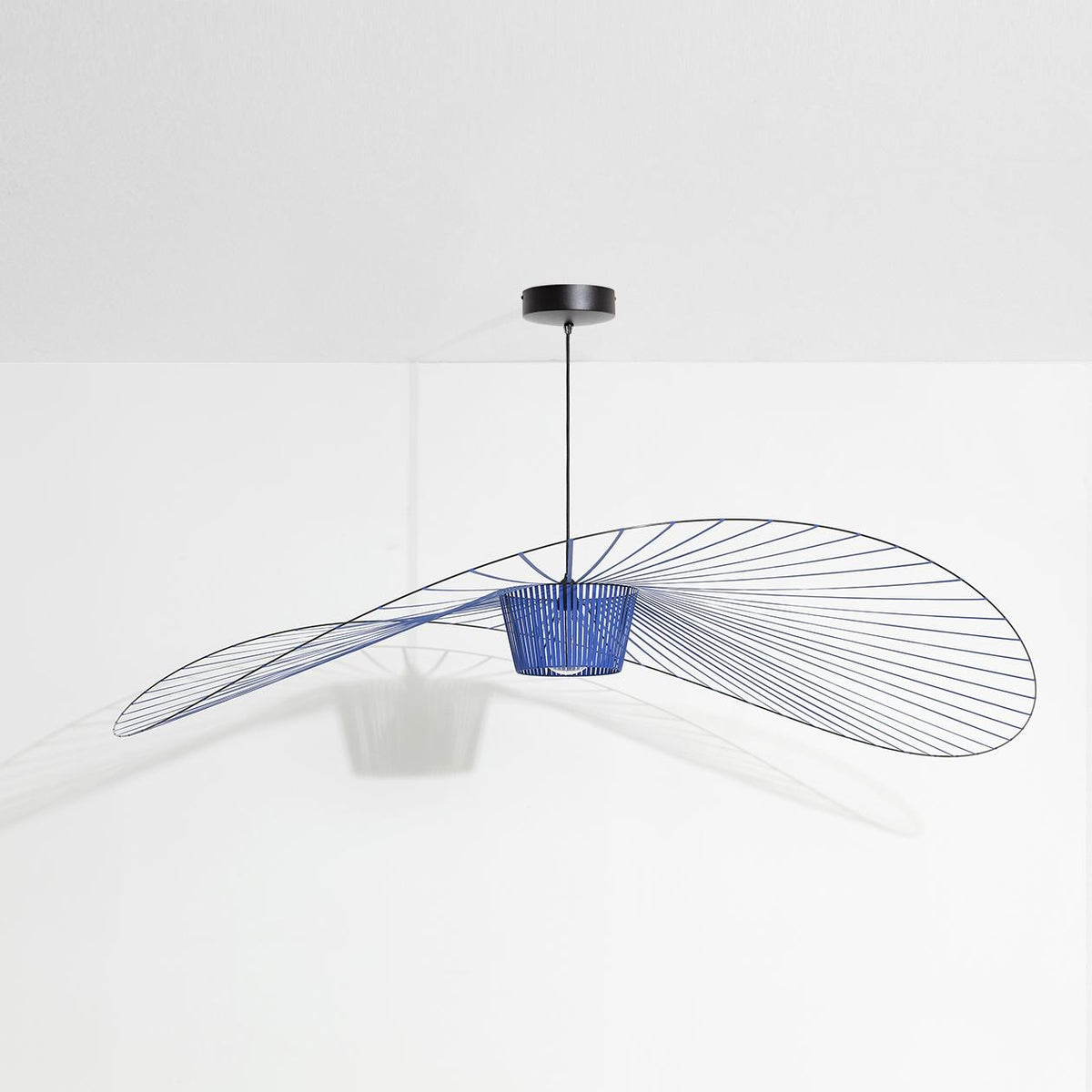 Vertigo Pendellampe in Cobalt präsentiert im Onlineshop von KAQTU Design AG. Pendelleuchte ist von Petite Friture