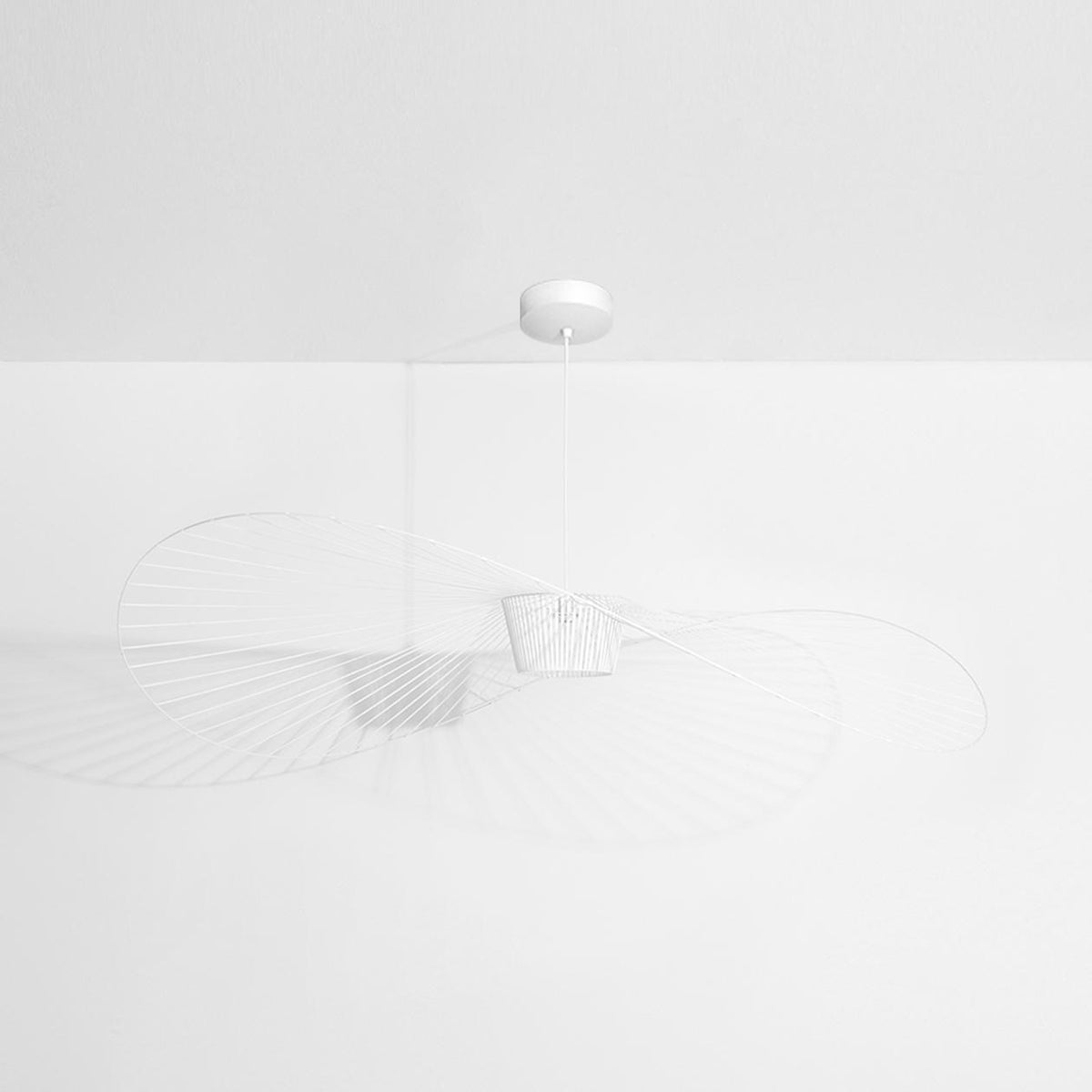 Vertigo Pendellampe in White präsentiert im Onlineshop von KAQTU Design AG. Pendelleuchte ist von Petite Friture