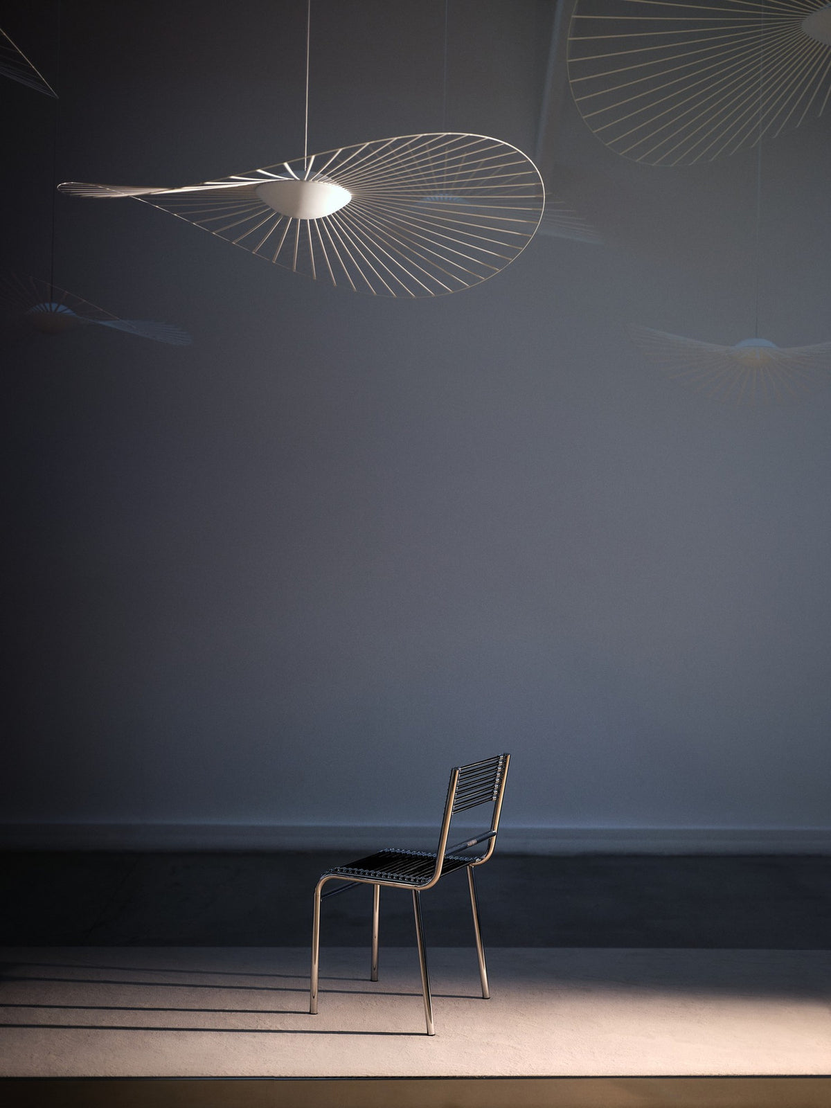 Vertigo Pendelleuchte in Cobalt präsentiert im Onlineshop von KAQTU Design AG. Pendelleuchte ist von Petite Friture