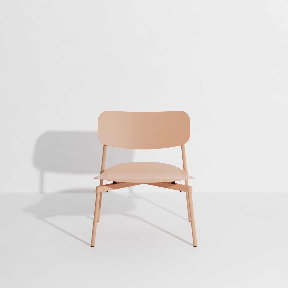 Fromme Lounge chair in Blush präsentiert im Onlineshop von KAQTU Design AG. Sessel mit Armlehnen ist von Petite Friture