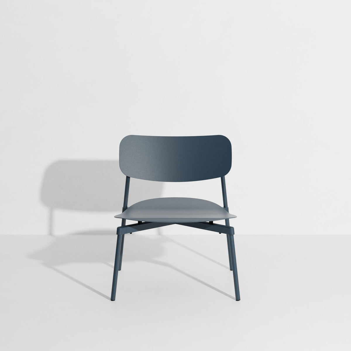 Fromme Lounge chair in Grey Blue präsentiert im Onlineshop von KAQTU Design AG. Sessel mit Armlehnen ist von Petite Friture