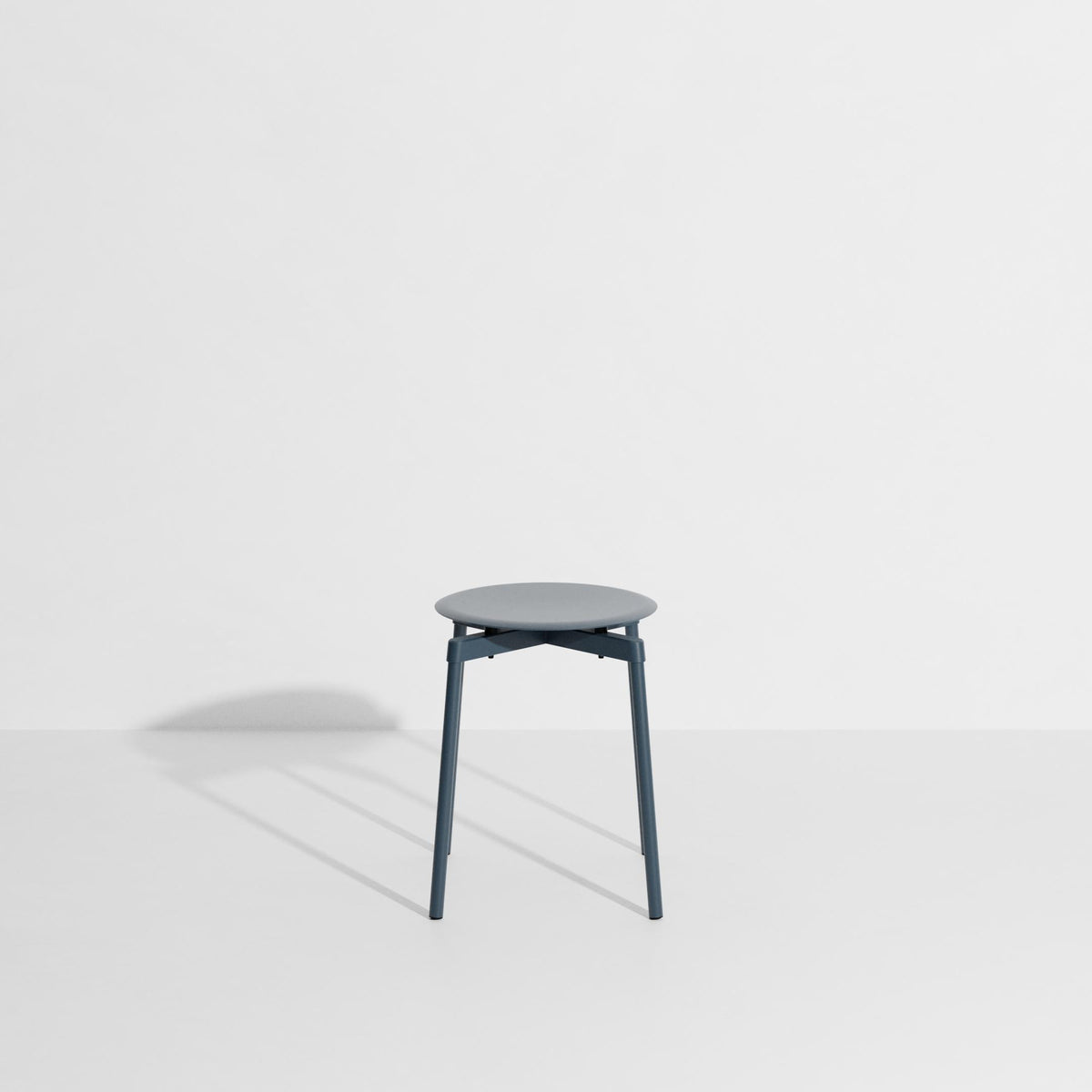Fromme Barstuhl in Grey Blue präsentiert im Onlineshop von KAQTU Design AG. Hocker Outdoor ist von Petite Friture