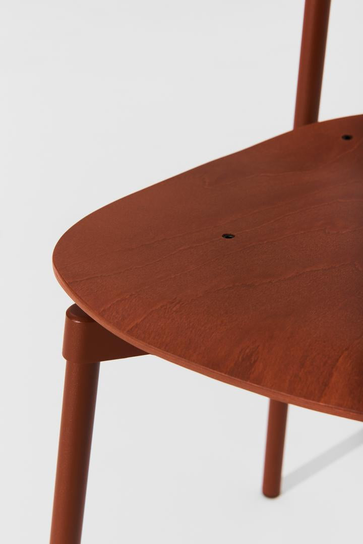 Fromme Wood Stuhl in Red Brown präsentiert im Onlineshop von KAQTU Design AG. Gartenstuhl ist von Petite Friture