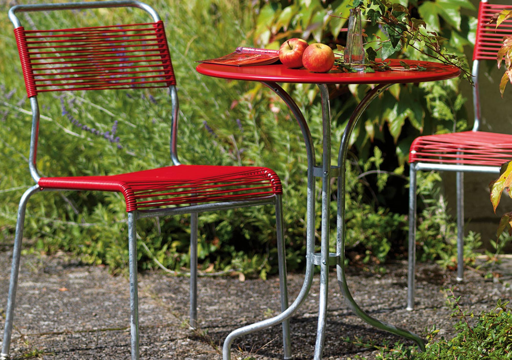 Eleganter Metalltisch St. Moritz ø 60 von Schaffner – ideal für gemütliche Stunden auf Balkon oder Terrasse.