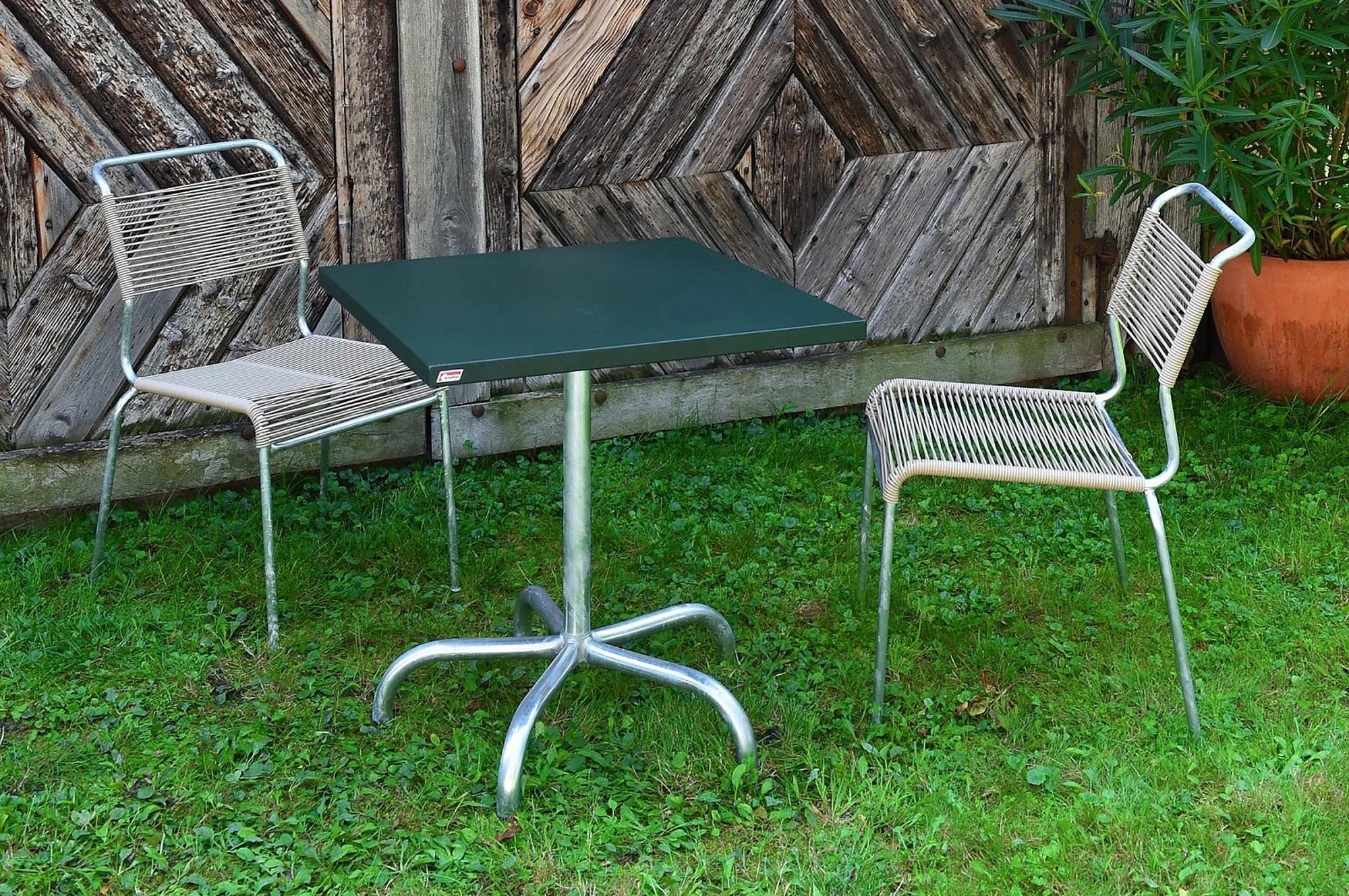 Eleganter Tisch Säntis 80x80 von Schaffner für stilvolle Gärten.