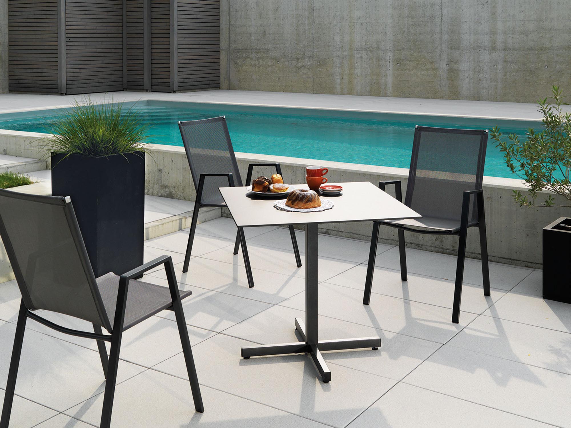 Eleganter, wetterfester Luzern Gartentisch aus Glasfaser, klappbar, UV-beständig, pflegeleicht, langlebig, Swiss Made – perfekt für stilvolle Outdoor-Momente.