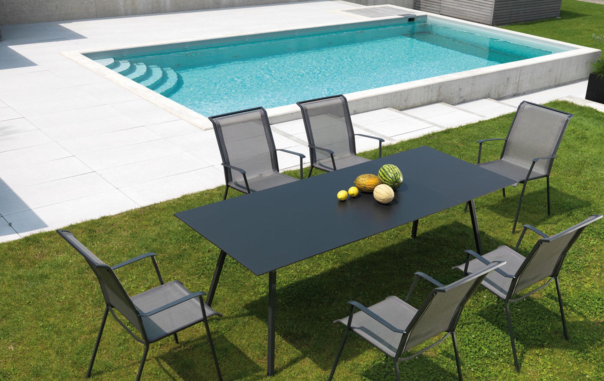 Fiberglastisch Chur 160/220 von Schaffner: robust, elegant, wetterbeständig, ideal für Außenbereiche wie Garten und Terrasse.