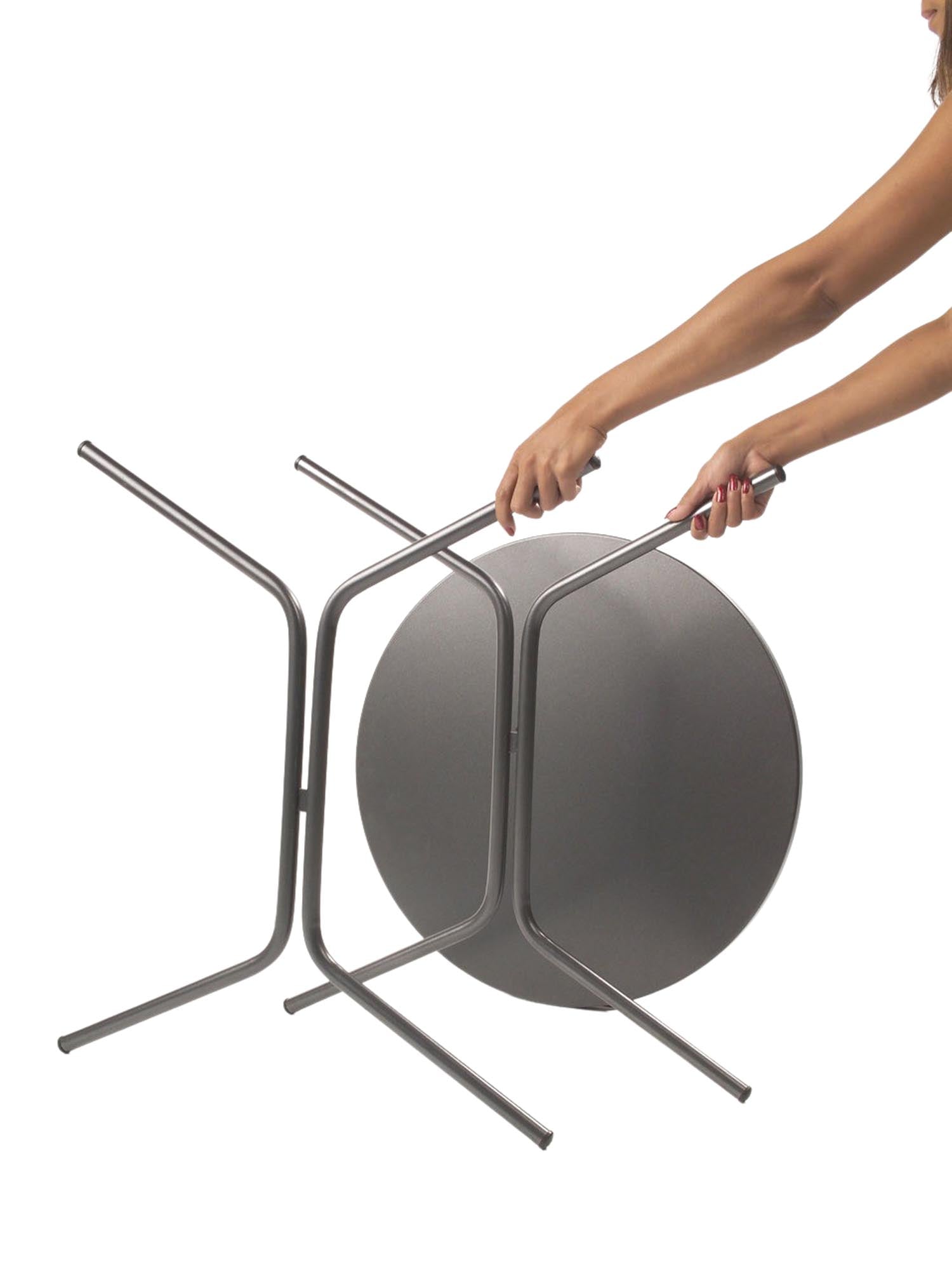 Wetterfester PIX Metall-Beistelltisch ø54cm, leicht montierbar, langlebig und stilvoll – perfekt für Balkon, Terrasse oder Garten im Schweizer Design.