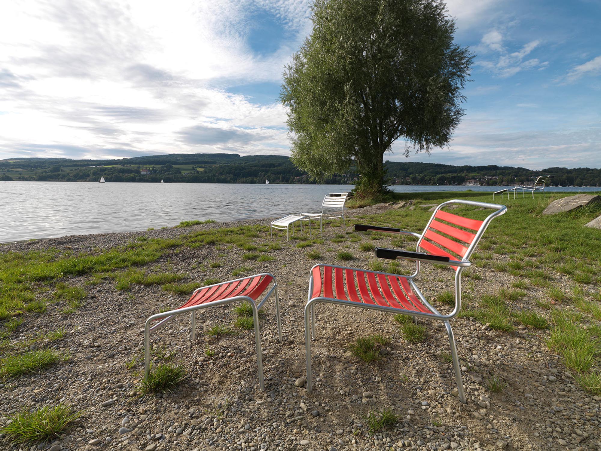 Säntis Lounger: Eleganz trifft Robustheit. Wetterfest, stapelbar, mit Armlehnen. Perfekt für Garten und Balkon.