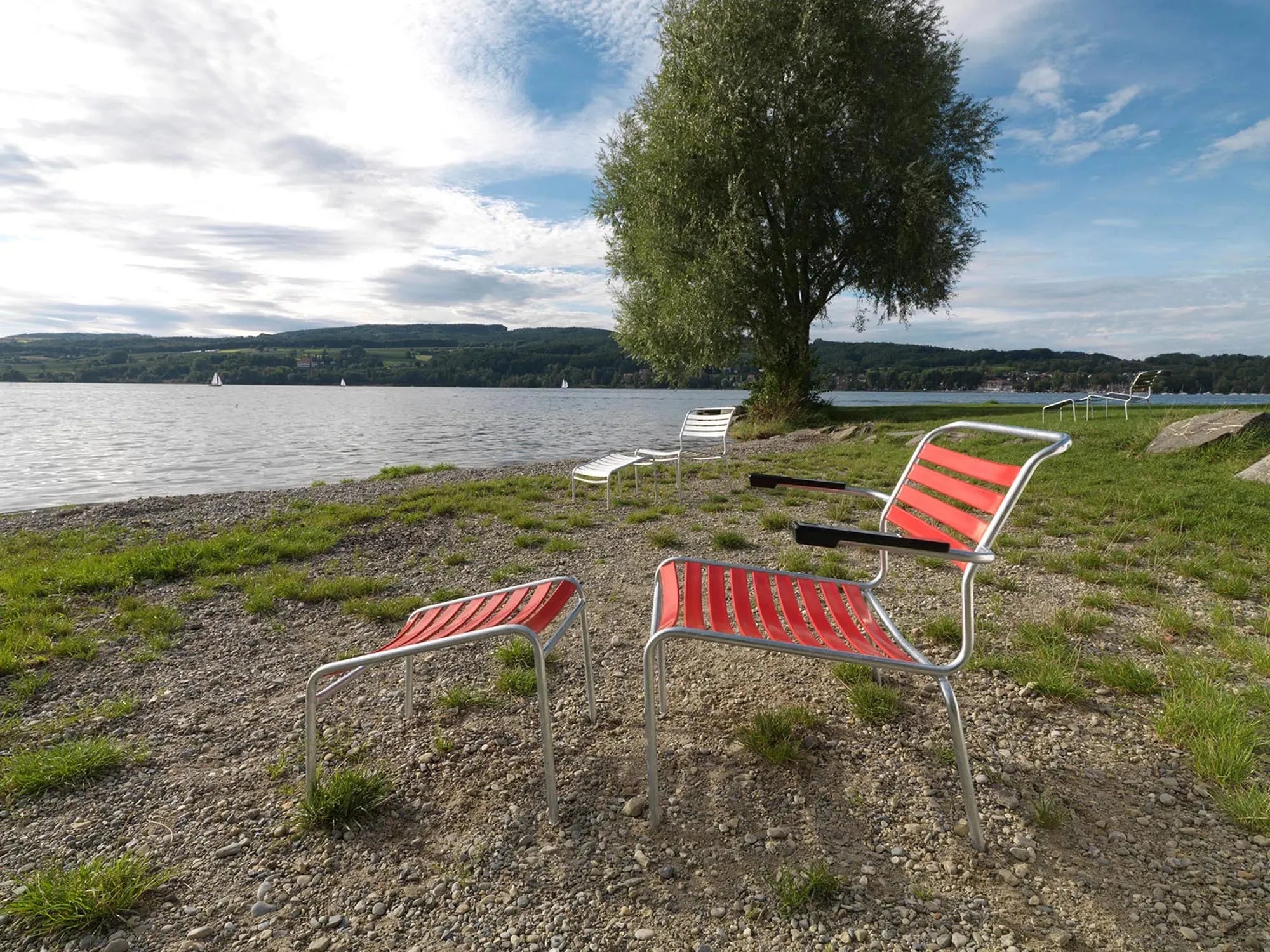 Säntis Lounger: Eleganz trifft Robustheit. Wetterfest, stapelbar, mit Armlehnen. Perfekt für Garten und Balkon.