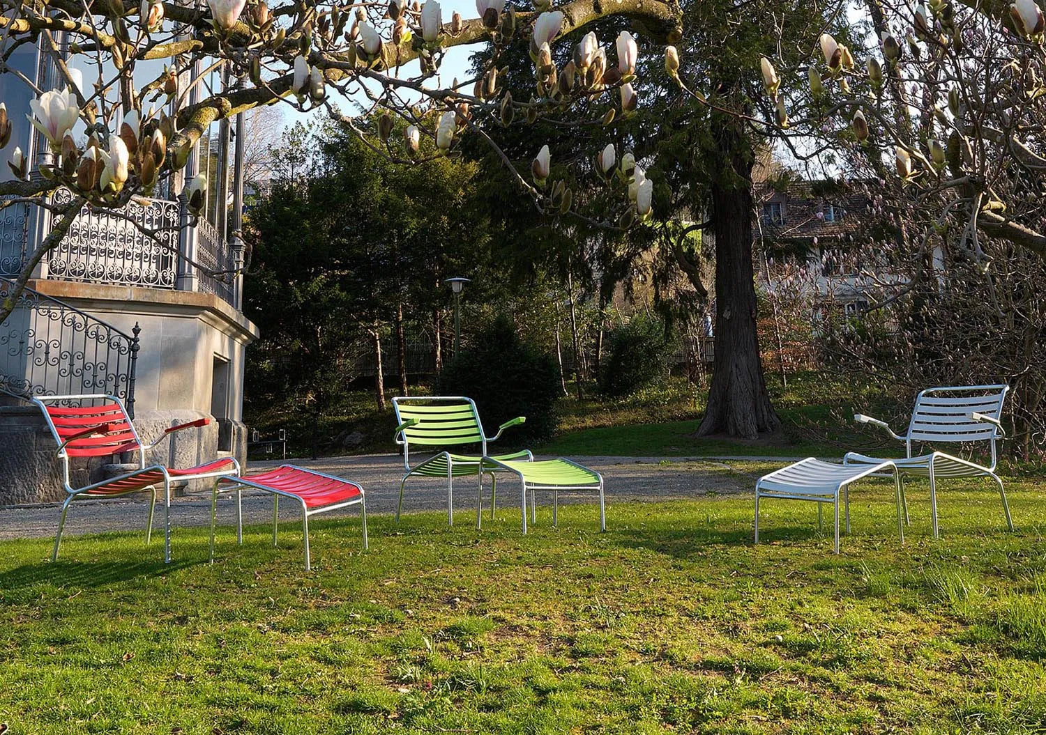 Stilvoller Säntis Lounger mit Armlehne von Schaffner für den Garten.