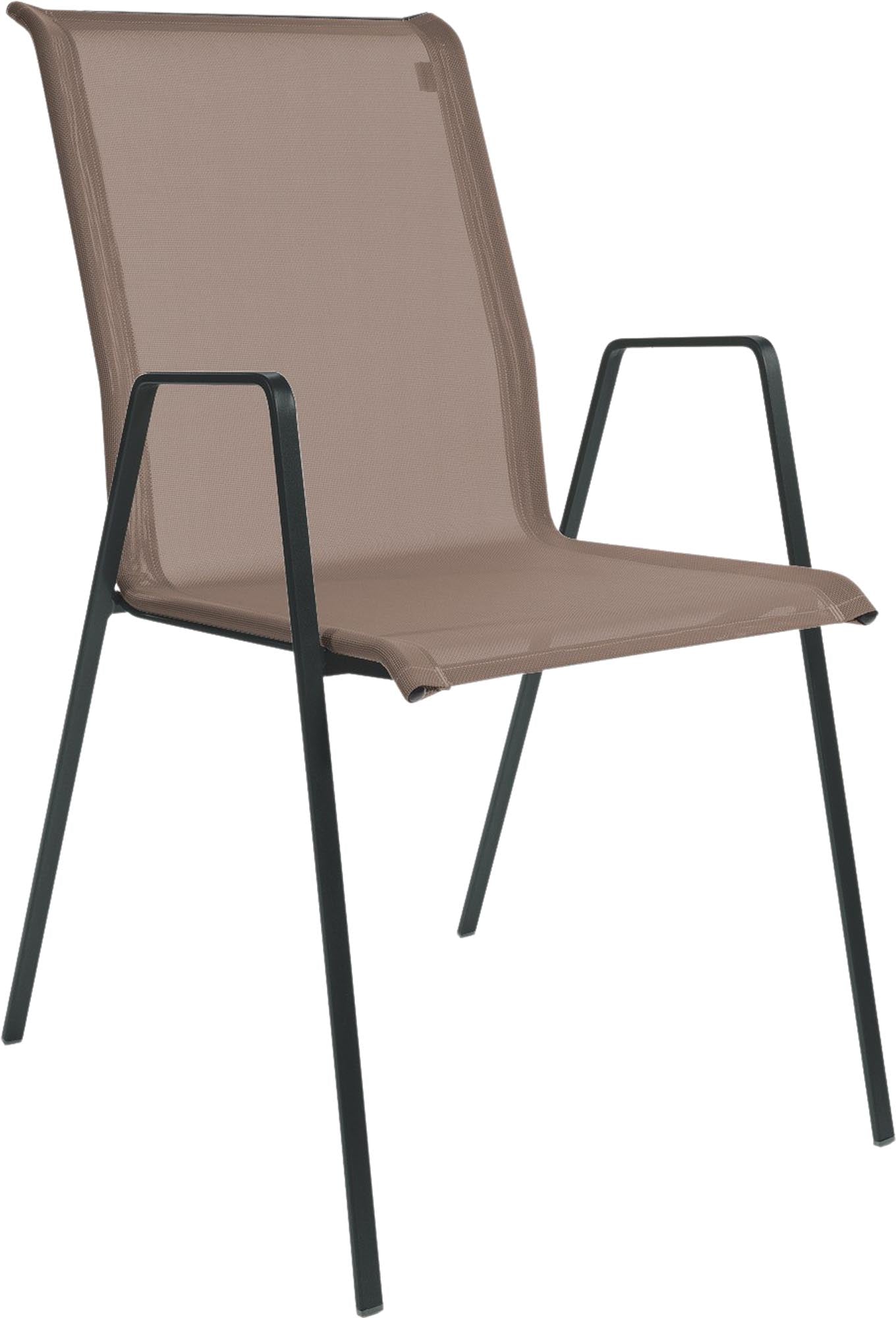 Entdecken Sie den Matten-Sessel Luzern von Schaffner – der perfekte Mix aus Eleganz und Bequemlichkeit für Ihre Terrasse.