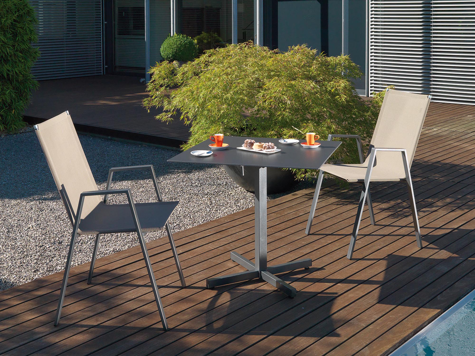 Eleganter Matten-Sessel Basel von Schaffner für stilvolle Außenbereiche.
