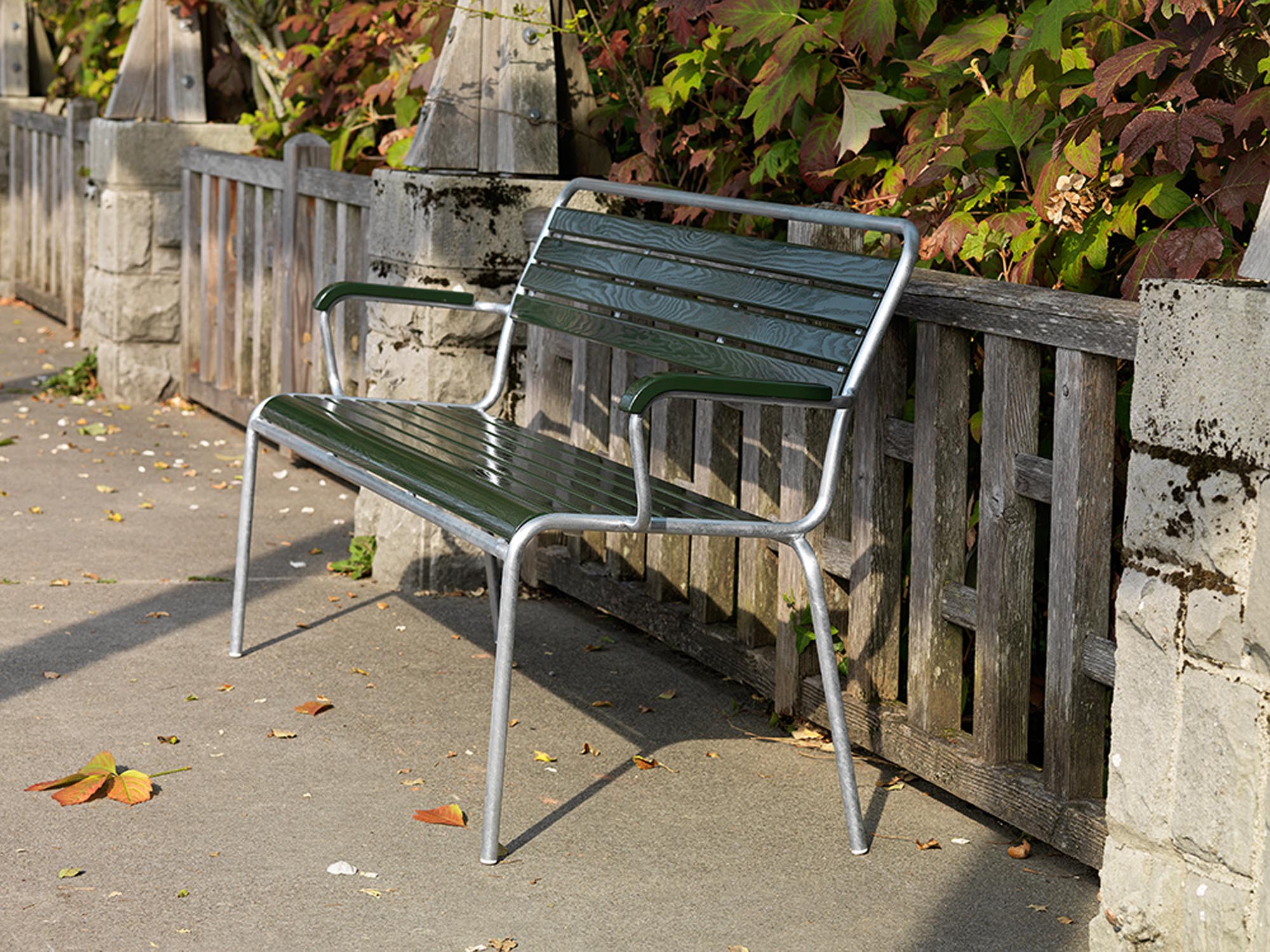 Rigi Holzlatten- 3er-Gartenbank mit Armlehne in Tannengrün präsentiert im Onlineshop von KAQTU Design AG. Gartenbank ist von Schaffner