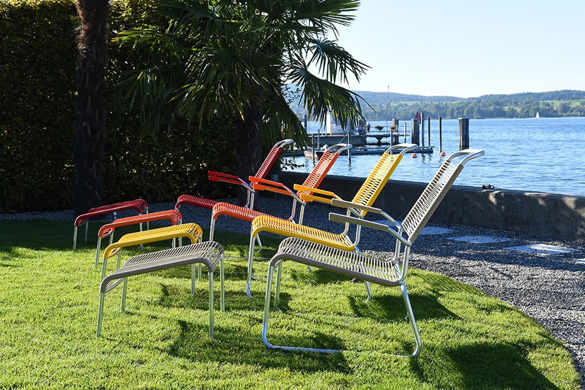 Eleganter, wetterfester Hochlehner mit "Spaghetti"-Design, robust und stapelbar, ideal für Garten und Balkon.