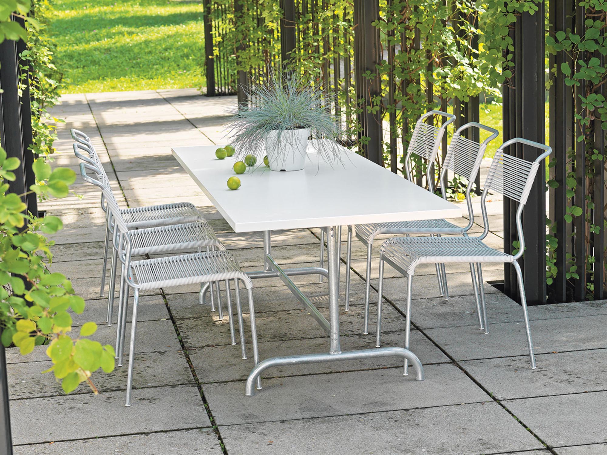 Robuster, klappbarer Säntis Metall-Gartentisch 240x90 cm aus wetterfestem, langlebigem Schweizer Metall – perfekt für Garten, Terrasse und Outdoor.