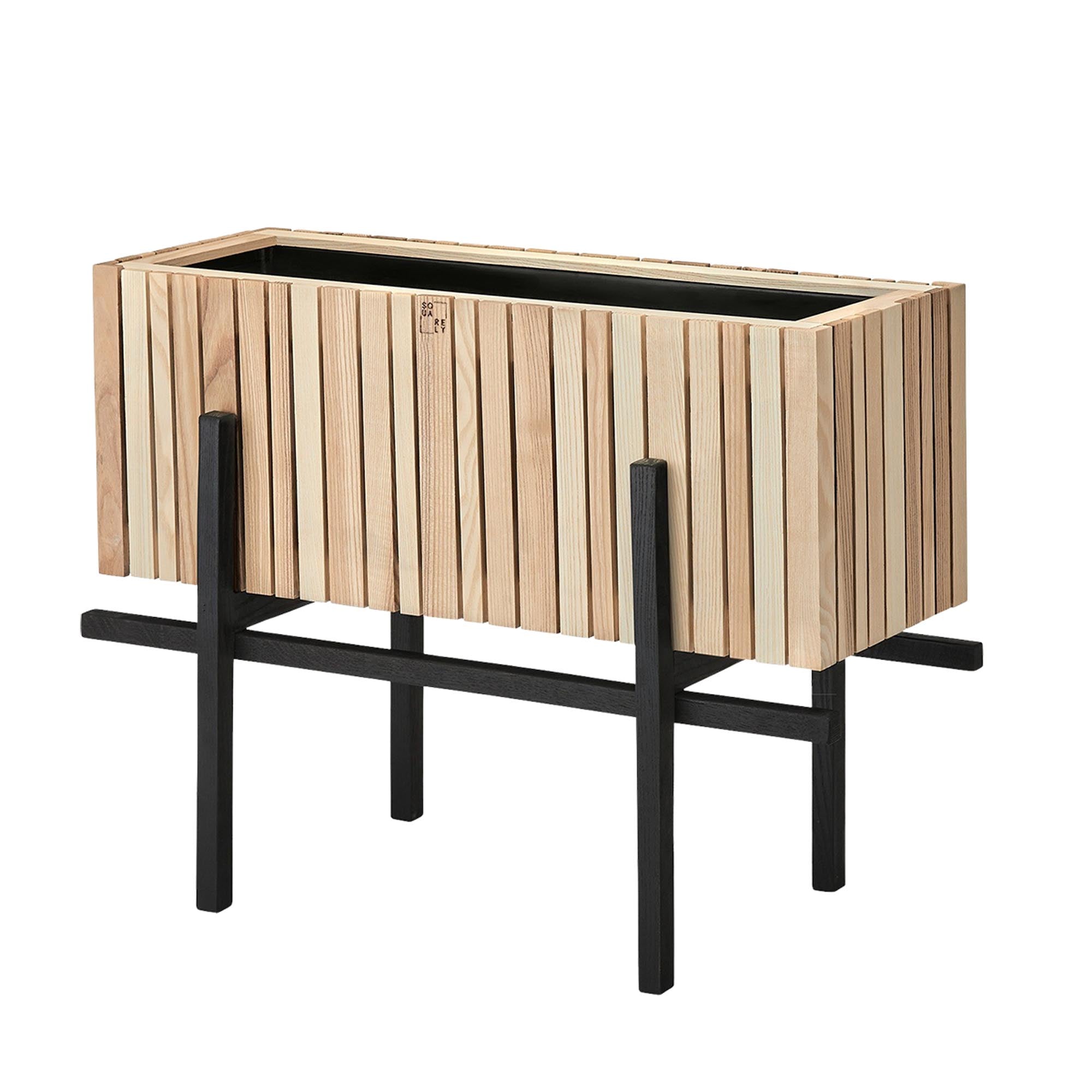 Eleganter StandWide für GrowWIDE: Ideal für Innenräume und Balkone, vereint modernes Design mit praktischer Flexibilität.