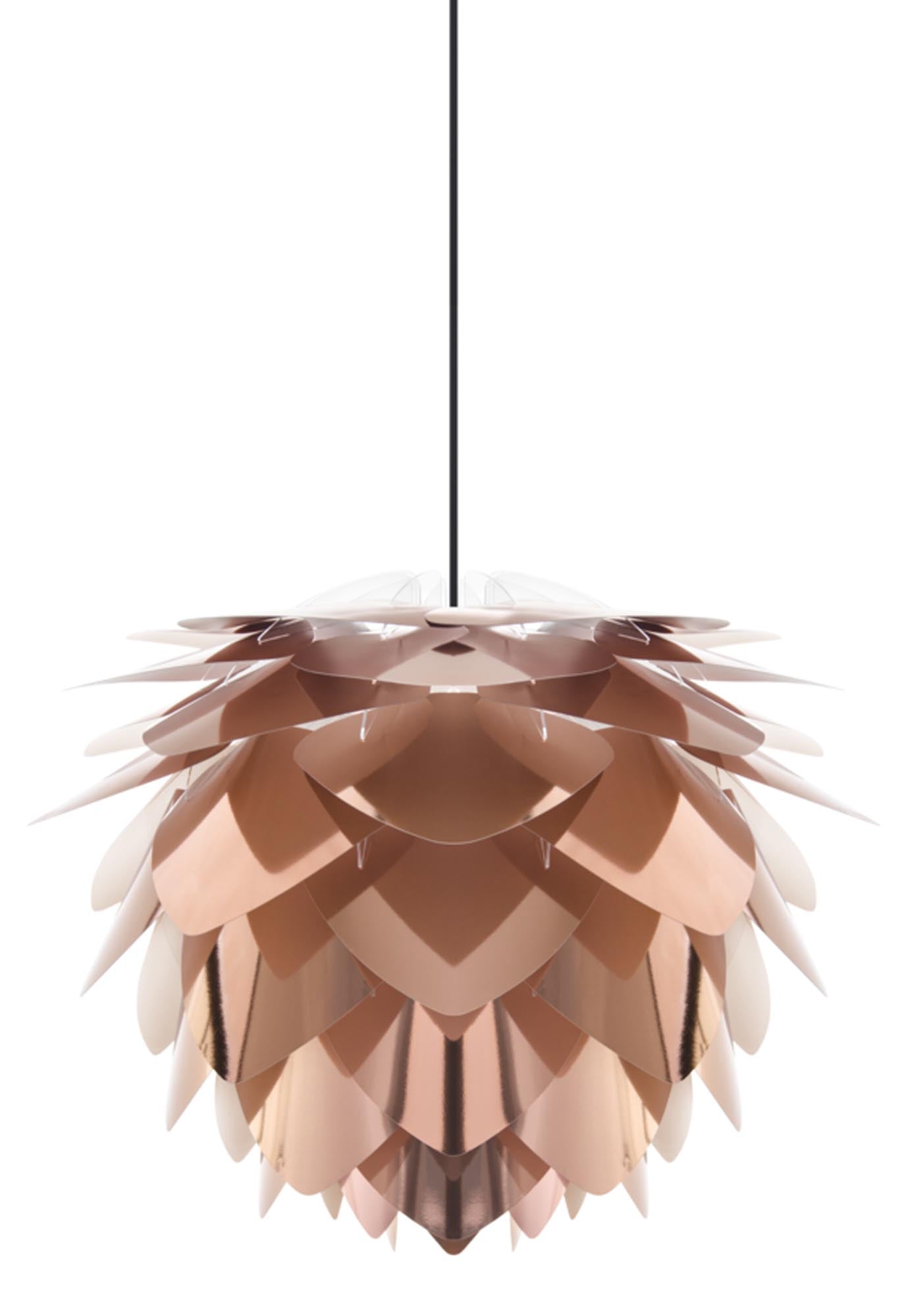 Stilvoller Silvia Lampenschirm: Zeitloses Design mit organischer Lichtverteilung und langlebigen Materialien.