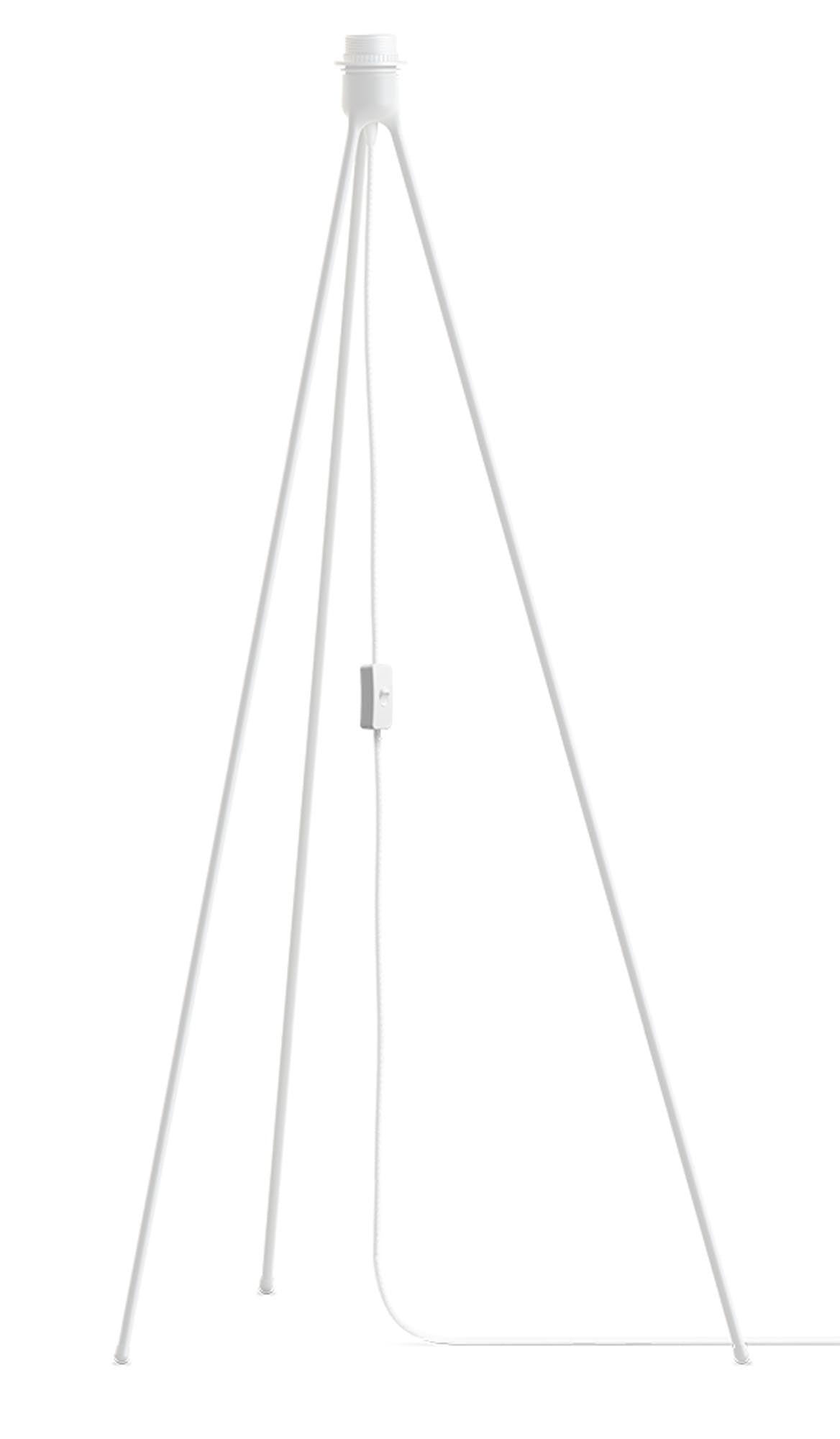 Verwandeln Sie Ihren Lampenschirm mit dem Umage Tripod in eine stilvolle Steh- oder Tischleuchte. Erhältlich in mattschwarz oder mattweiß.