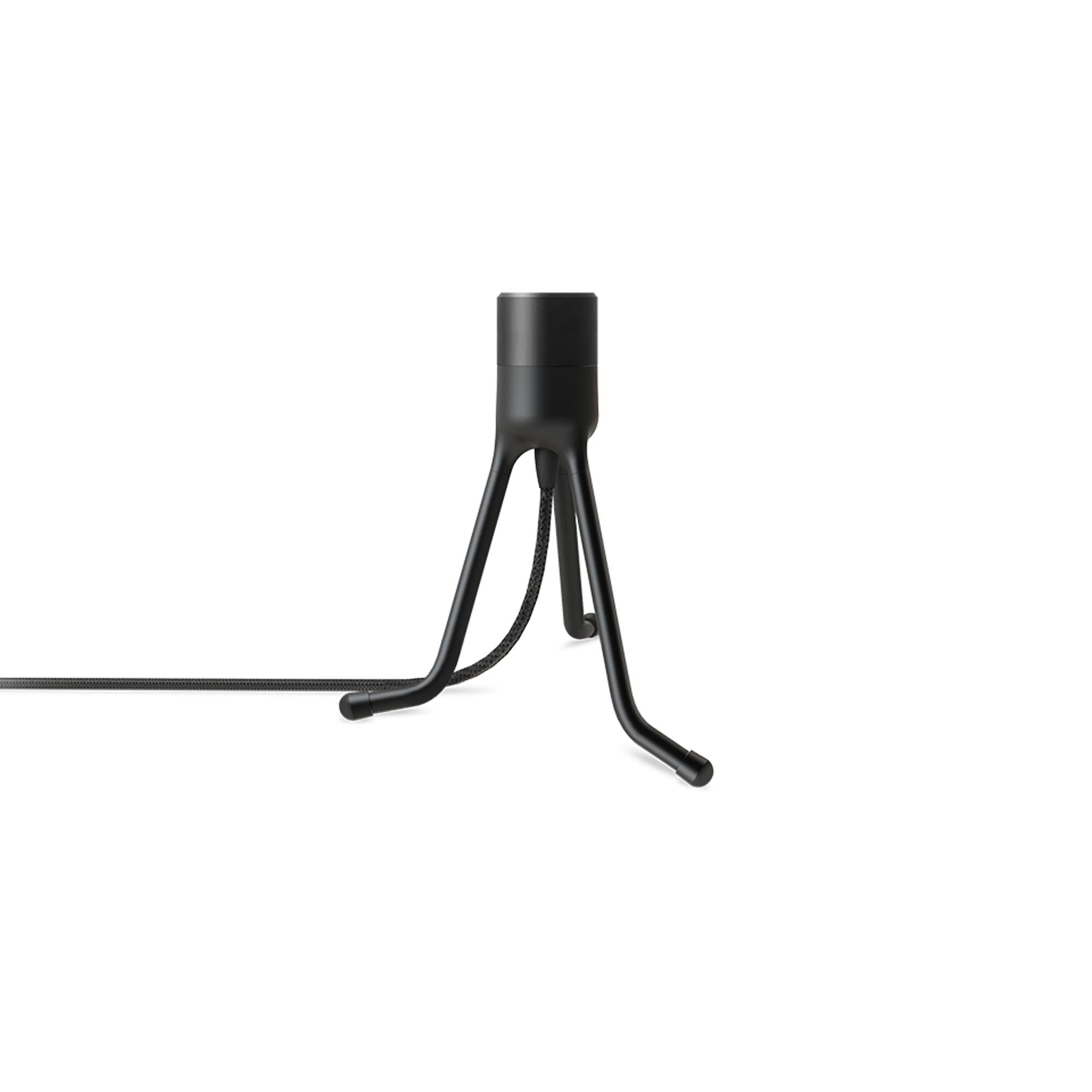 Entdecken Sie die innovative Tripod Base von Umage – verwandeln Sie jeden Lampenschirm in eine stilvolle Steh- oder Tischleuchte.
