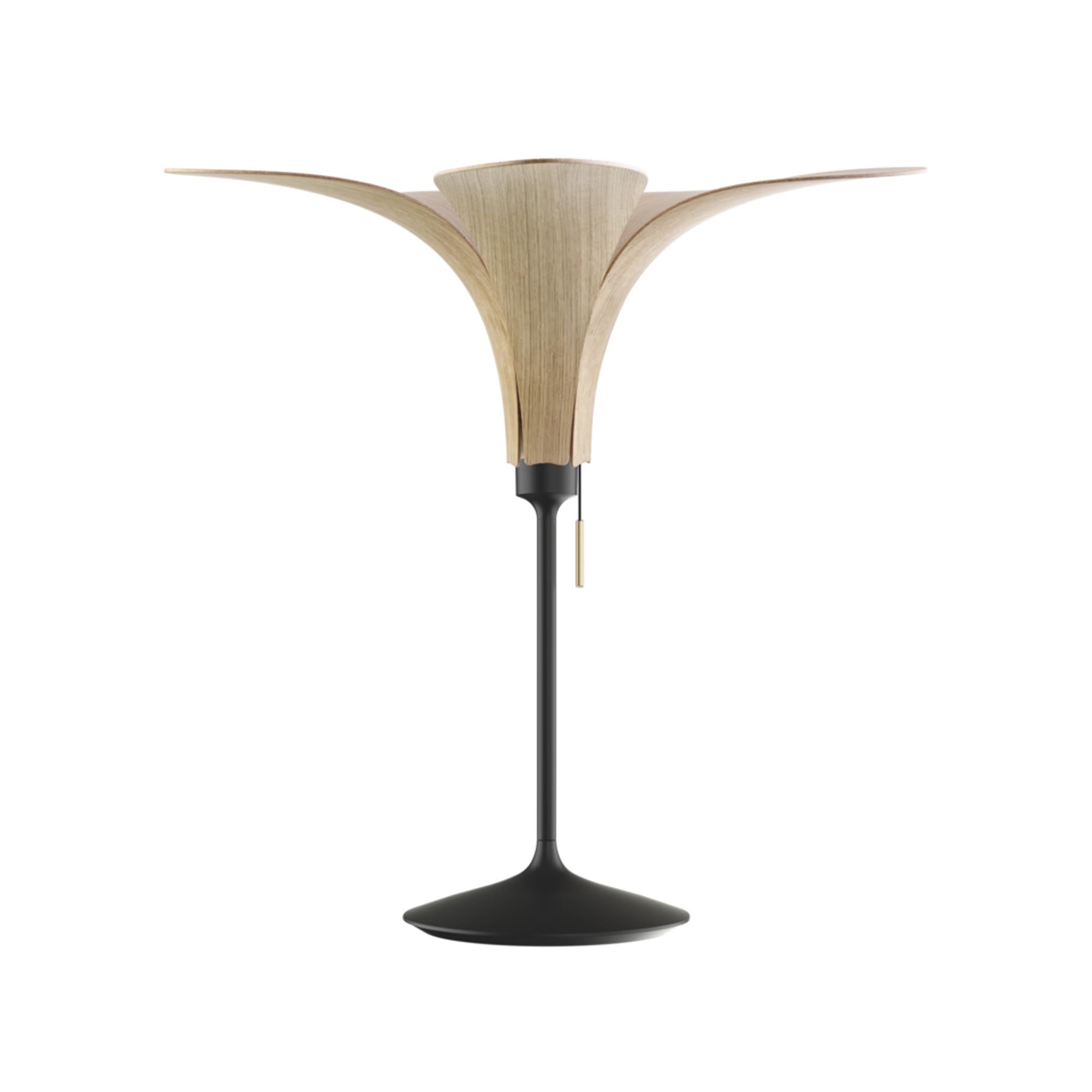 Der Jazz Lampenschirm von Umage kombiniert modernes Design mit hochwertigem 3D-Furnier und Eichenholz, um jedem Raum eine warme Atmosphäre zu verleihen.