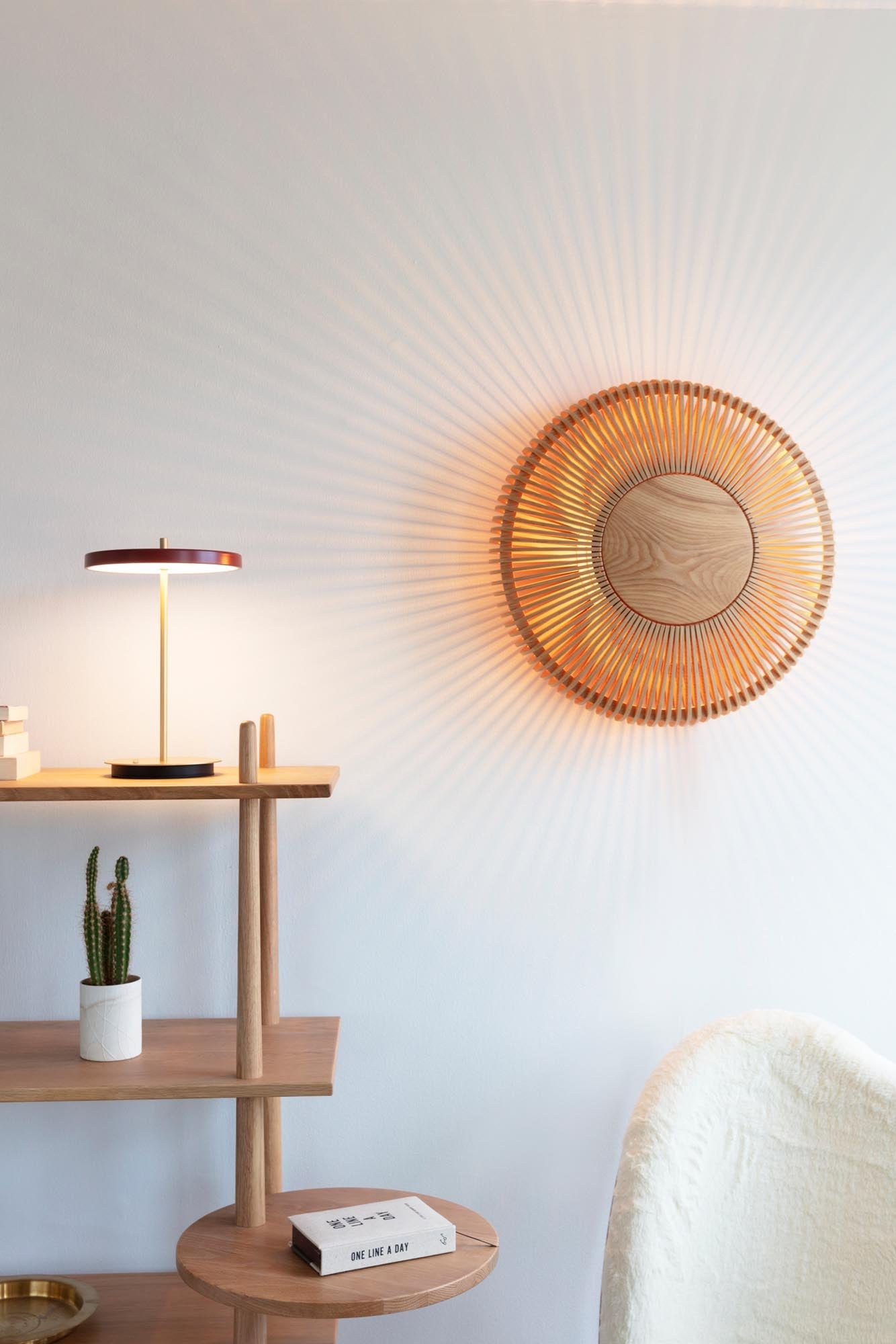 Clava Up Wandleuchte von Umage: Skandinavisches Design trifft Funktion.