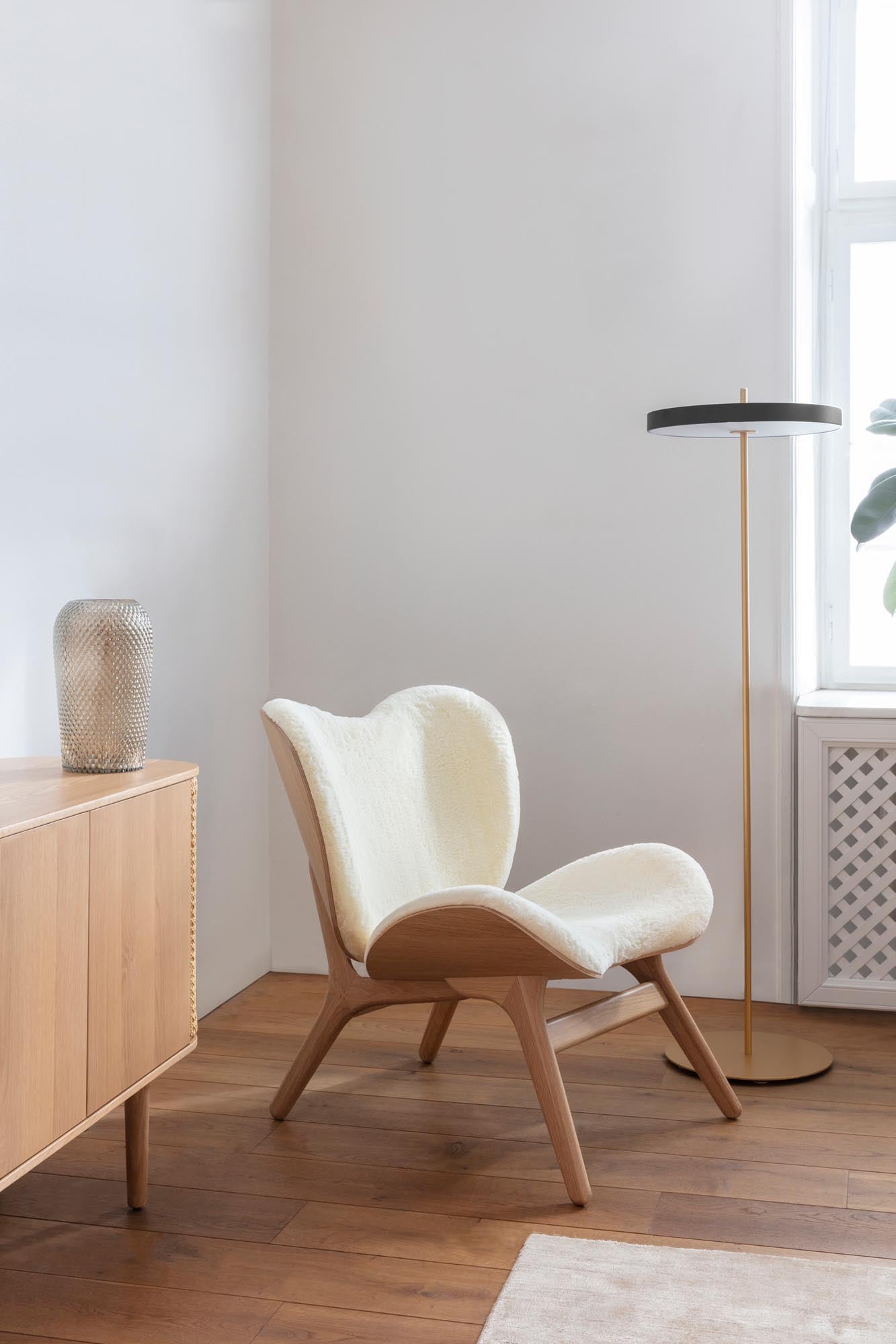 Der "A Conversation Piece Low" Loungesessel von Umage vereint Komfort und Stil mit nachhaltigen Materialien und austauschbaren Polstern.
