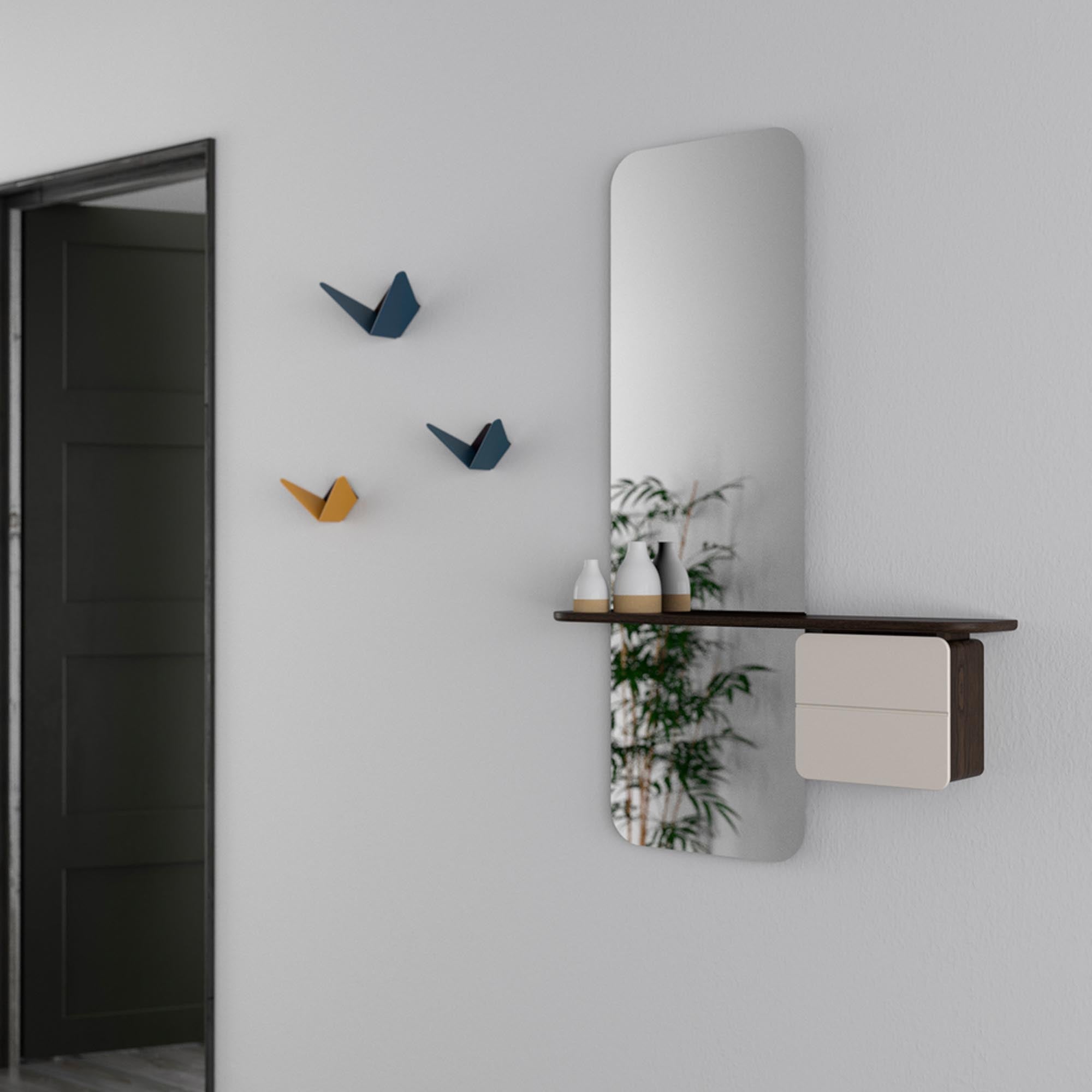Das One More Look Wandregal von Umage vereint stilvolles Design und Funktionalität. Perfekt für moderne Wohnräume und individuelle Dekoration.