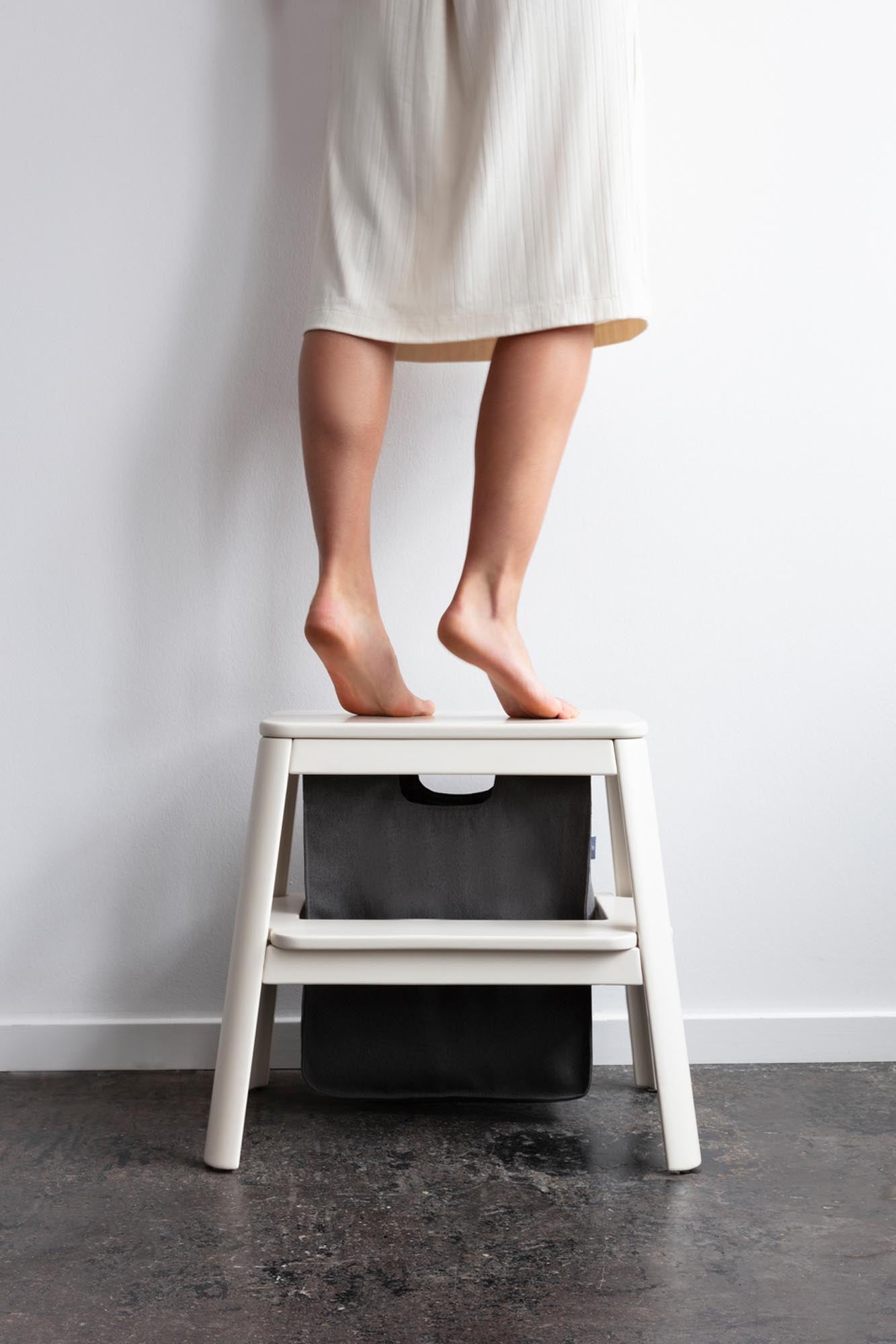 Der Step It Up Tritthocker von Umage: Stabil, sicher und praktisch mit Antirutschbelag und waschbarer Aufbewahrungstasche.