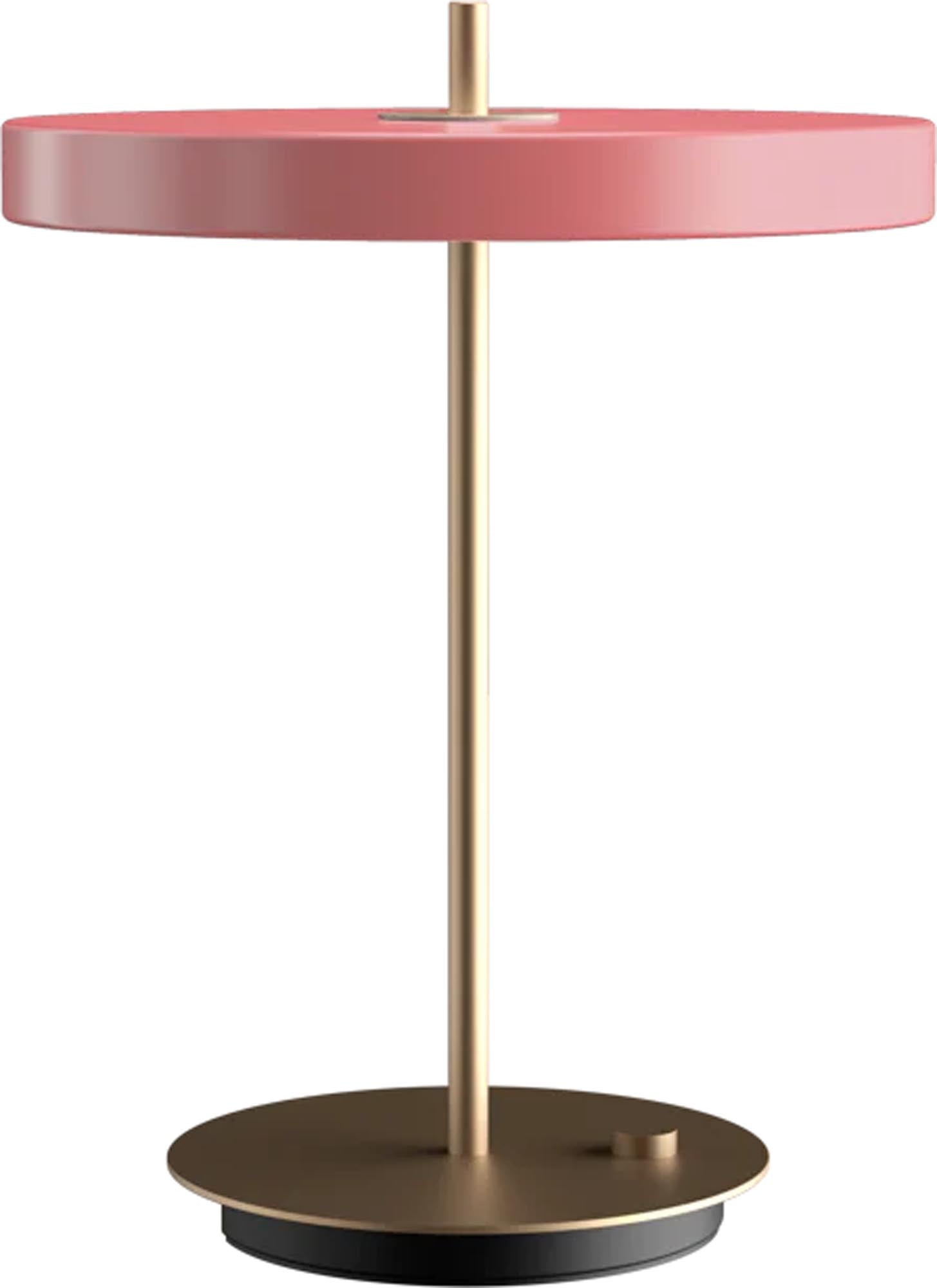 Asteria Tischleuchte von Umage: Elegante Beleuchtung mit innovativer USB-Ladefunktion für stilvolle Akzente in jedem Raum.