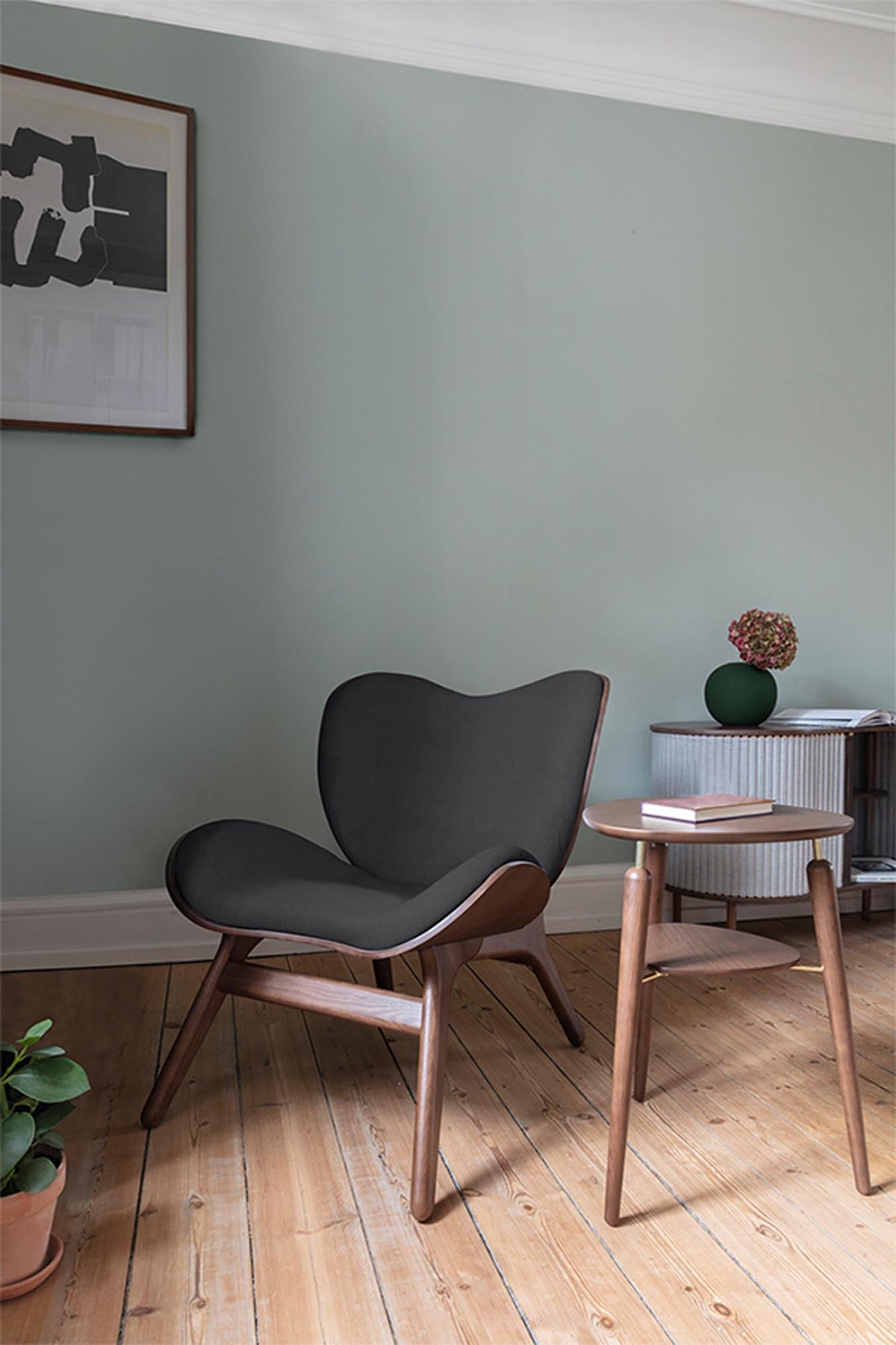 A Conversation Piece Low Sessel in Shadow präsentiert im Onlineshop von KAQTU Design AG. Sessel ist von Umage