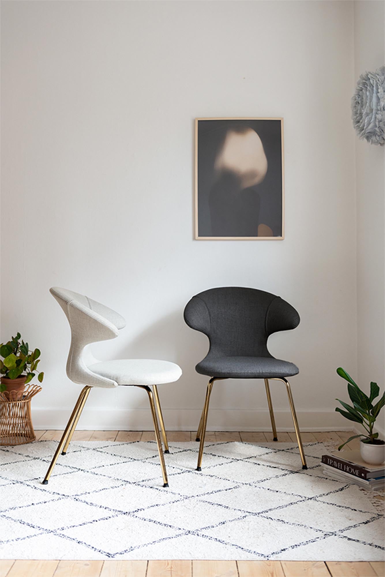 Entdecken Sie den Time Flies Stuhl von Umage: Ein einzigartiges Design mit anpassbarer Polsterung in 17 Farben aus recyceltem Material und eleganten Beinen.