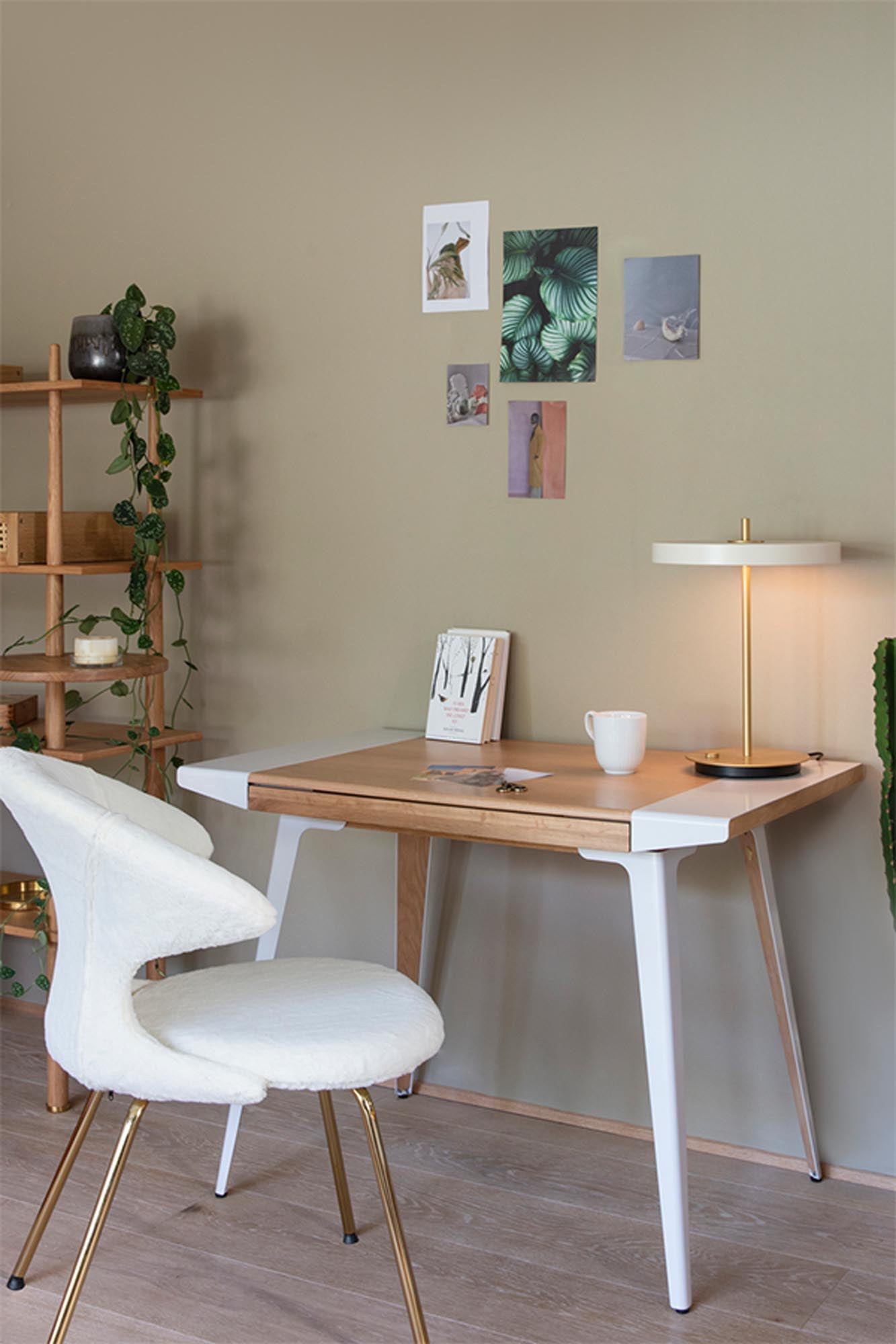 Entdecken Sie den Time Flies Stuhl von Umage – ein anpassbarer, nachhaltiger Sitz mit künstlerischem Design und 17 Farben aus recyceltem Material.