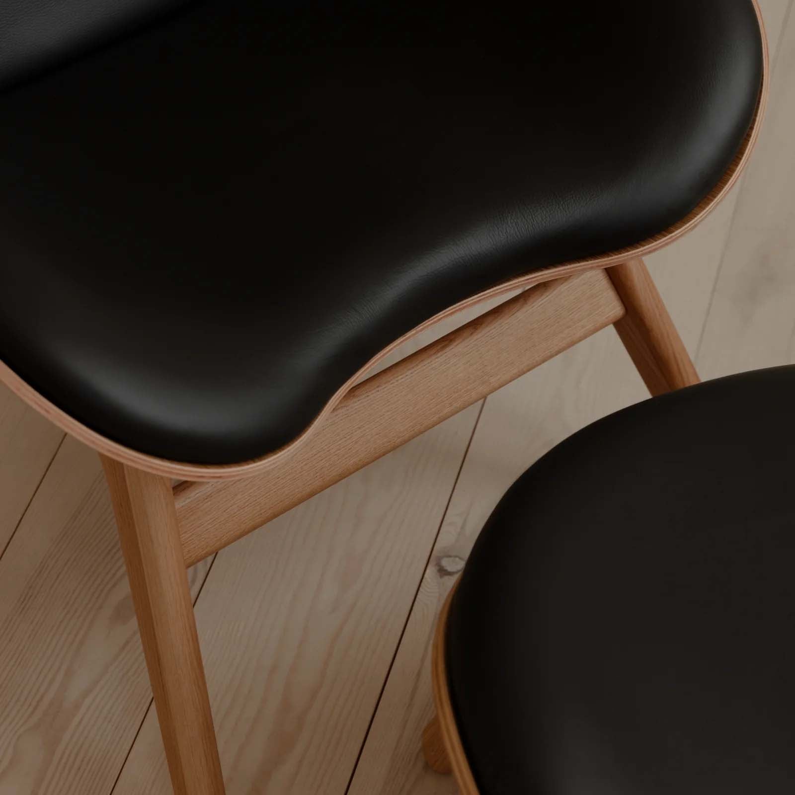 Die A Conversation Piece Ottoman von Umage ist die perfekte Ergänzung für Ihre Lounge Chairs. Mit eleganten, herzförmigen Silhouetten und austauschbarer Polsterung bietet sie individuelles Design und Nachhaltigkeit. Erhältlich in Eiche, dunkler Eiche und schwarzer Eiche mit hochwertigen Stoffen und Lederoptionen. Größe: 63x50x43cm.