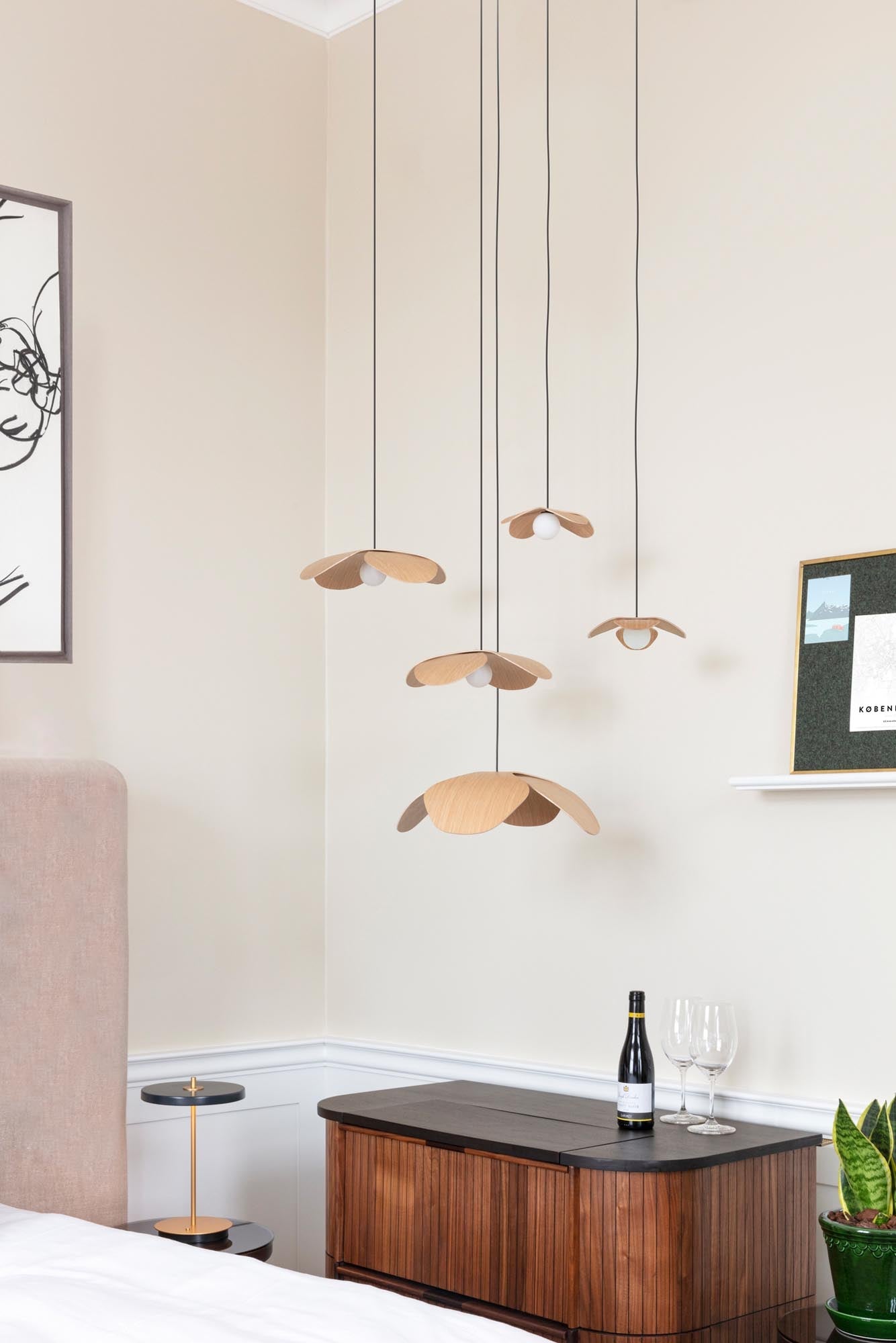 Stilvoller Lampenschirm aus Eichenfurnier mit floralem Design.
